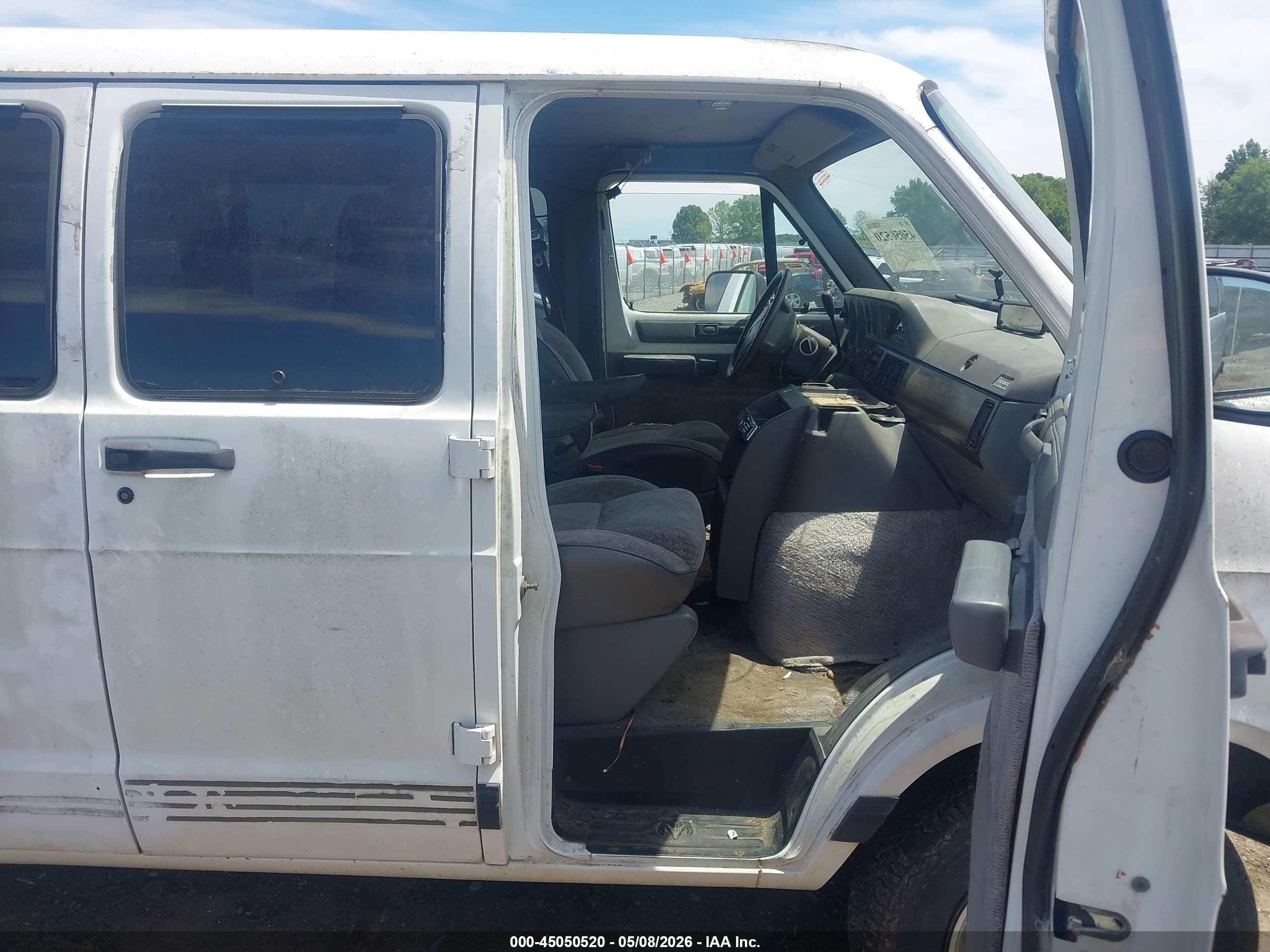 1996 Dodge Ram Wagon B3500 White vin: 2B5WB35Z1TK113982