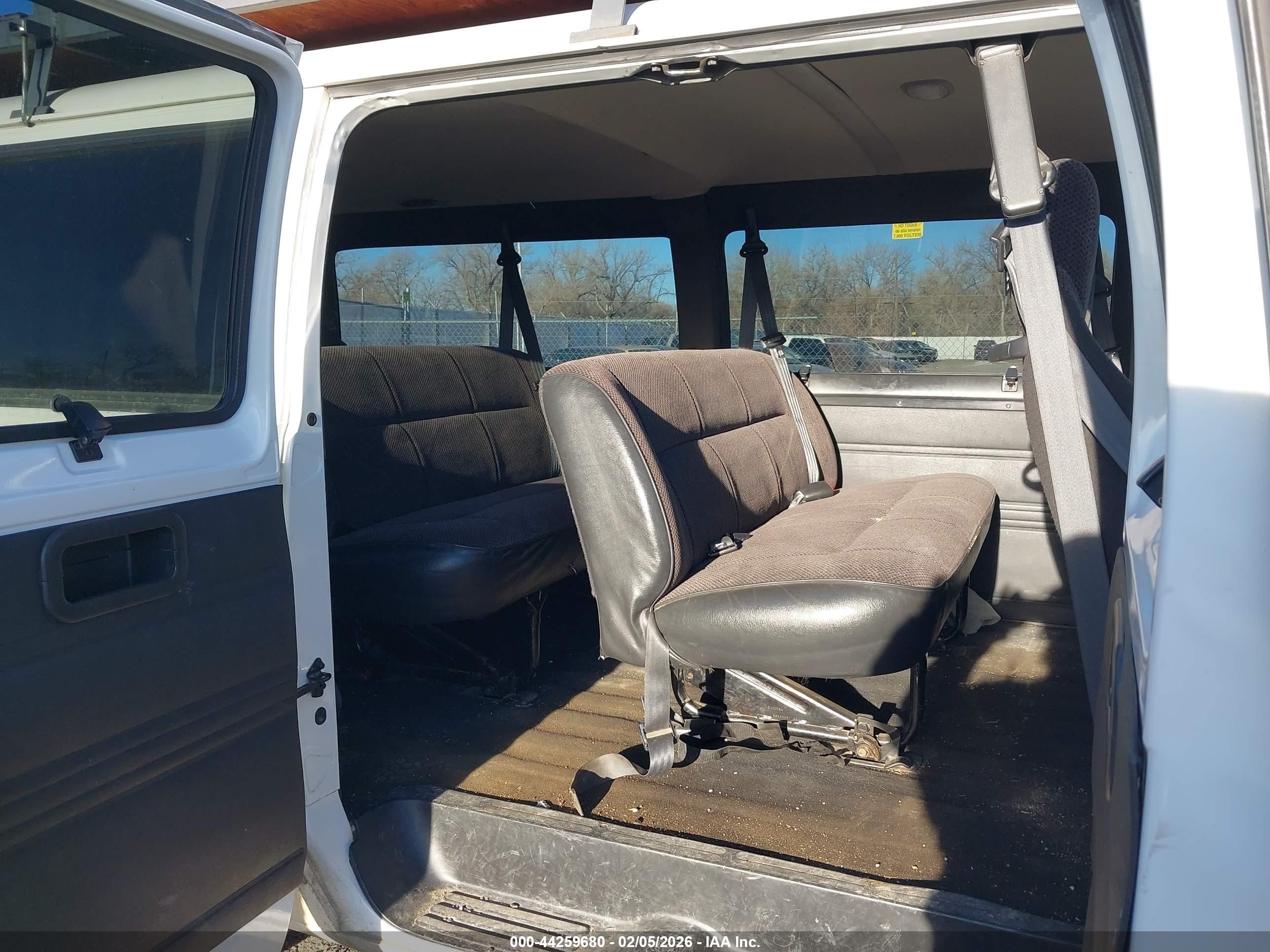 2001 Dodge Ram Wagon 3500   White vin: 2B5WB35Z21K514907
