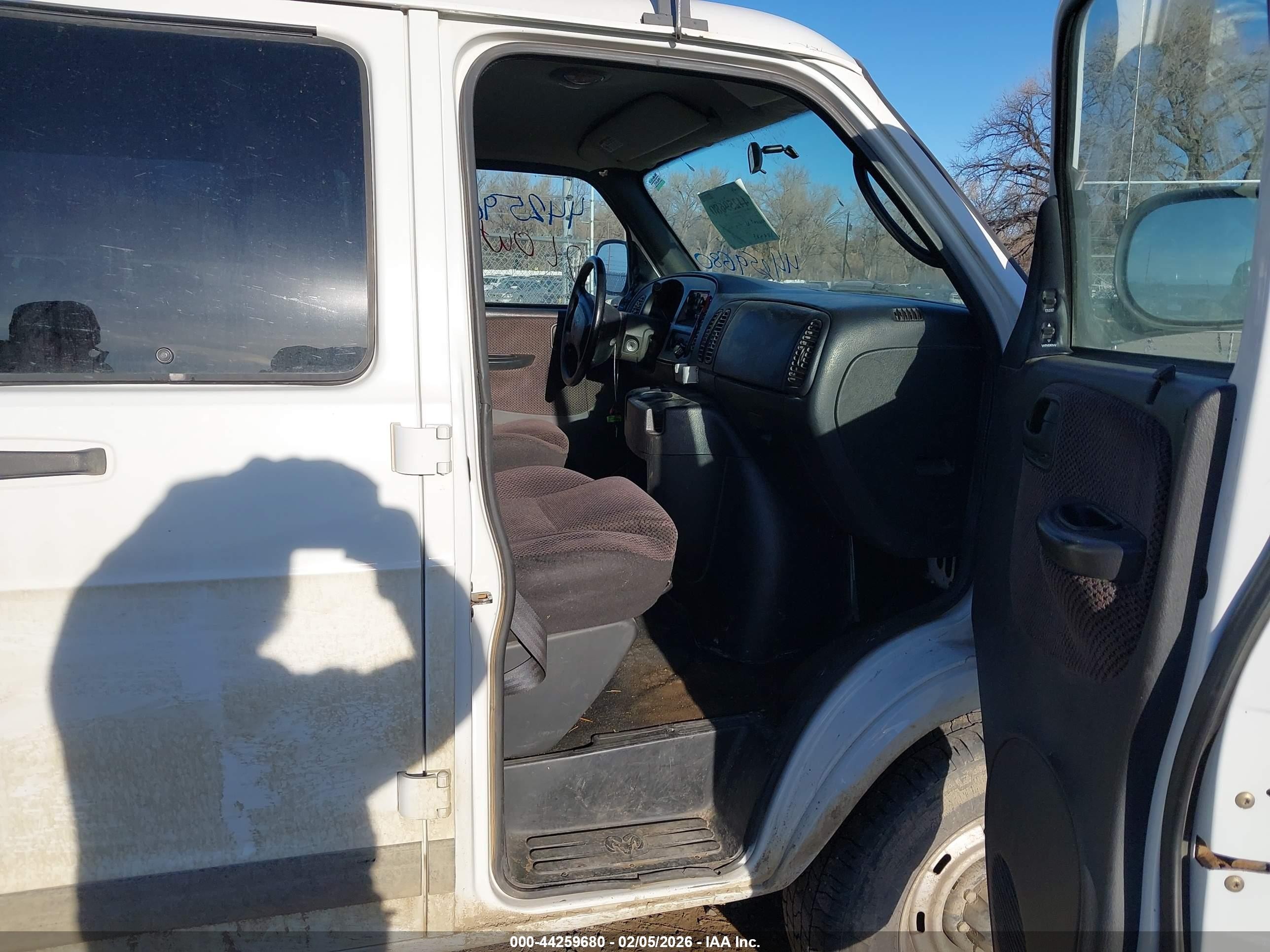2001 Dodge Ram Wagon 3500   White vin: 2B5WB35Z21K514907