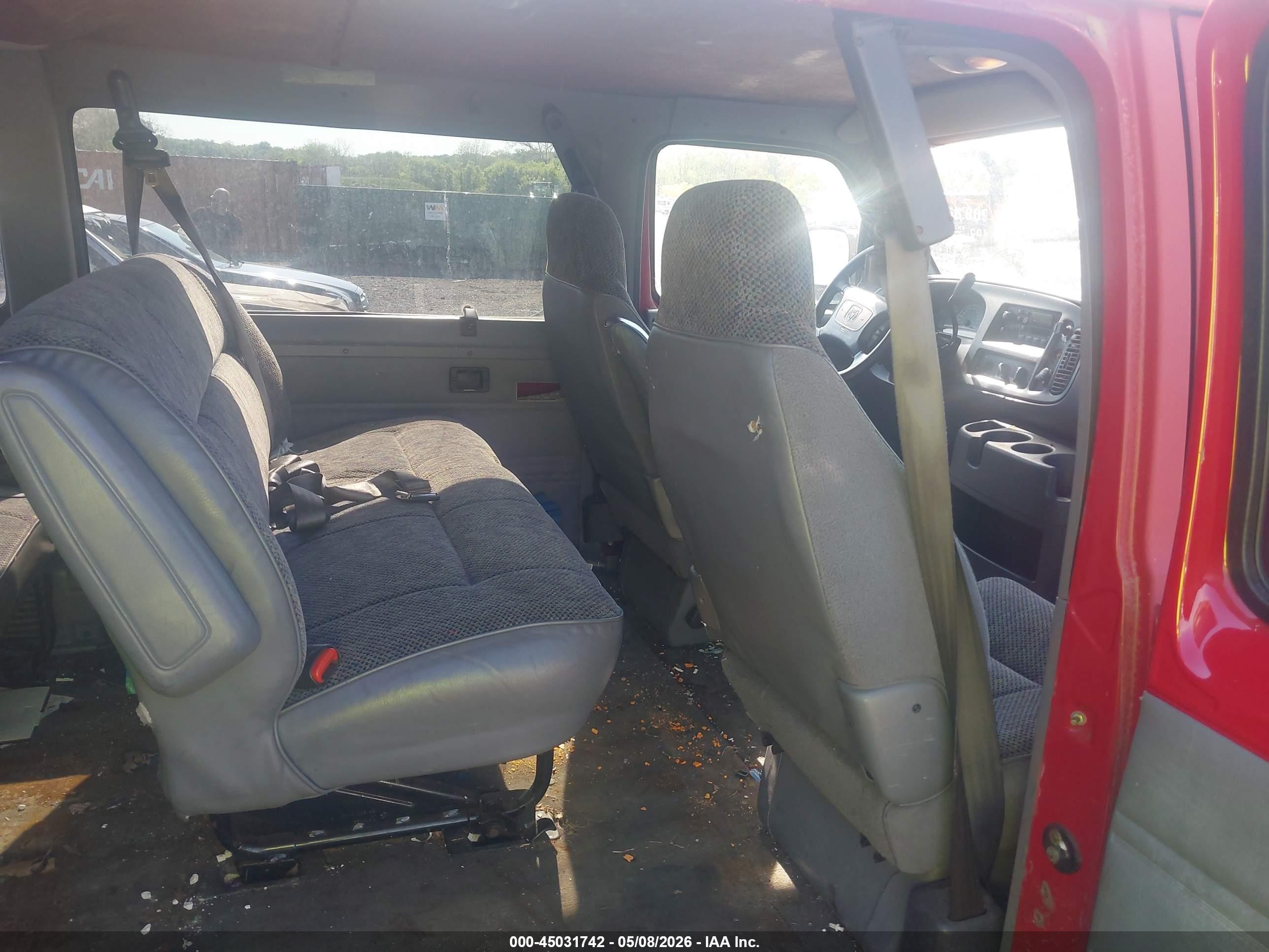 1999 Dodge Ram Wagon 3500   Red vin: 2B5WB35Z2XK543042