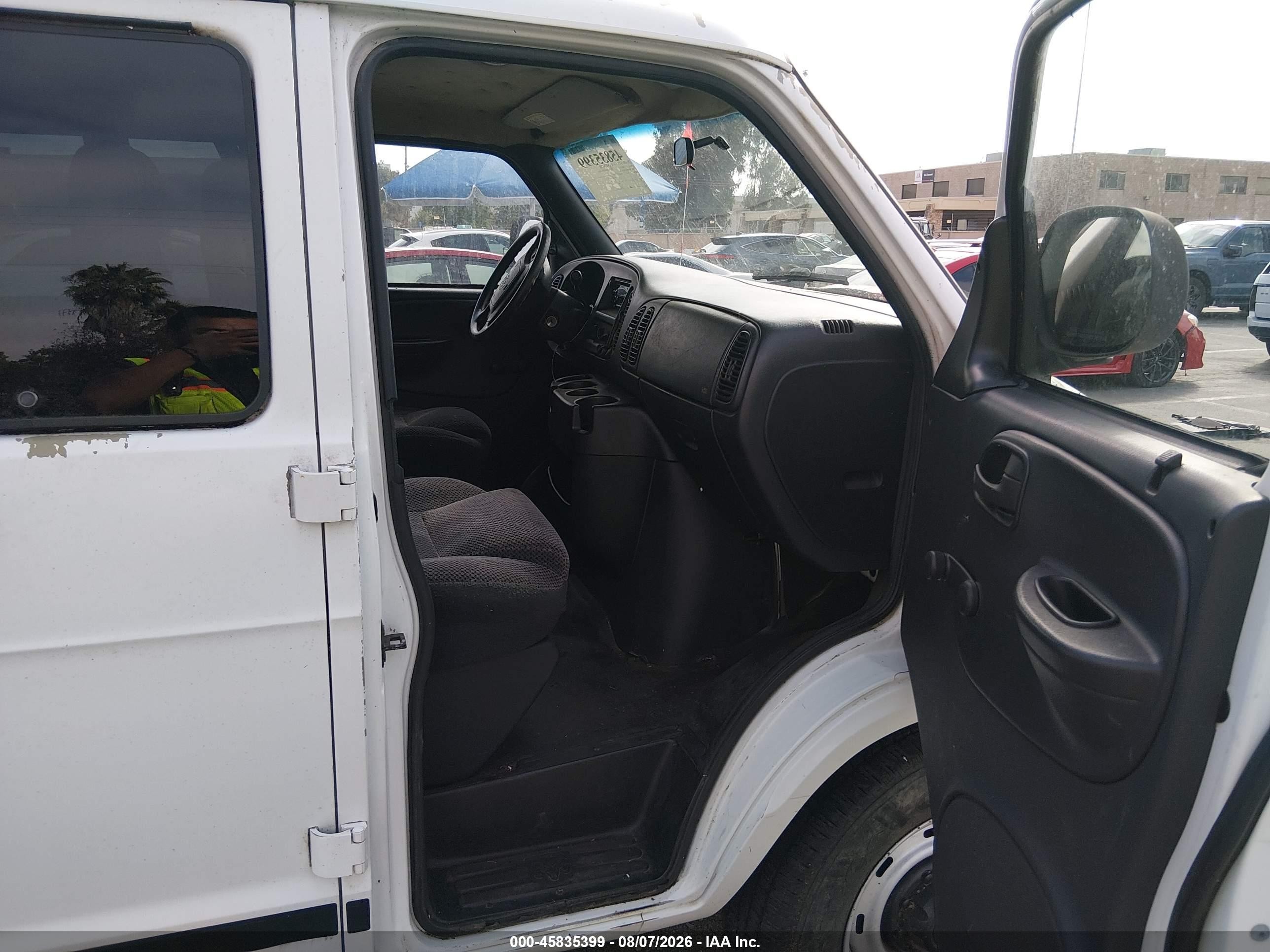2001 Dodge Ram Wagon 3500   White vin: 2B5WB35Z31K555515