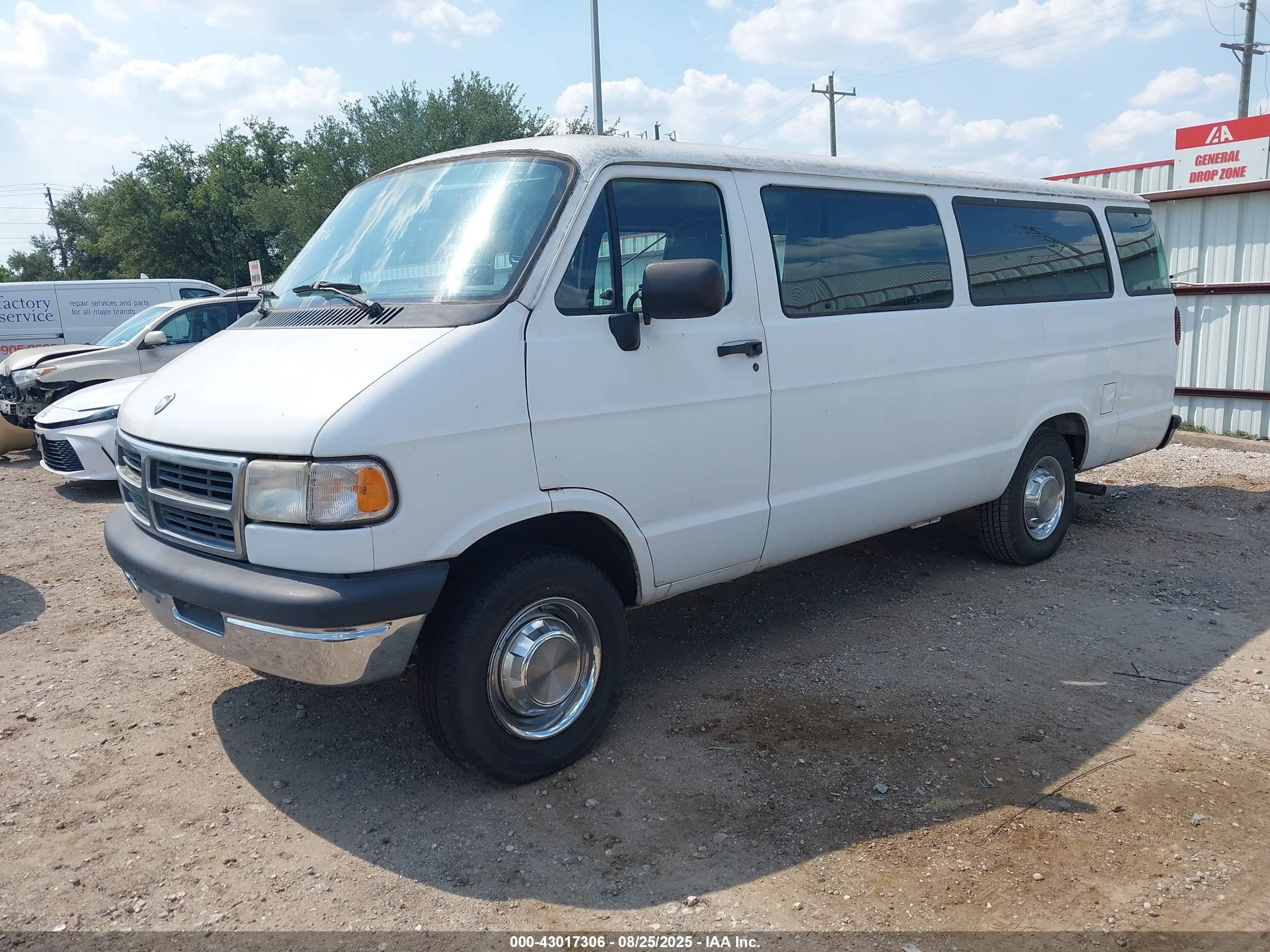 1996 Dodge Ram Wagon B3500 White vin: 2B5WB35Z3TK108931