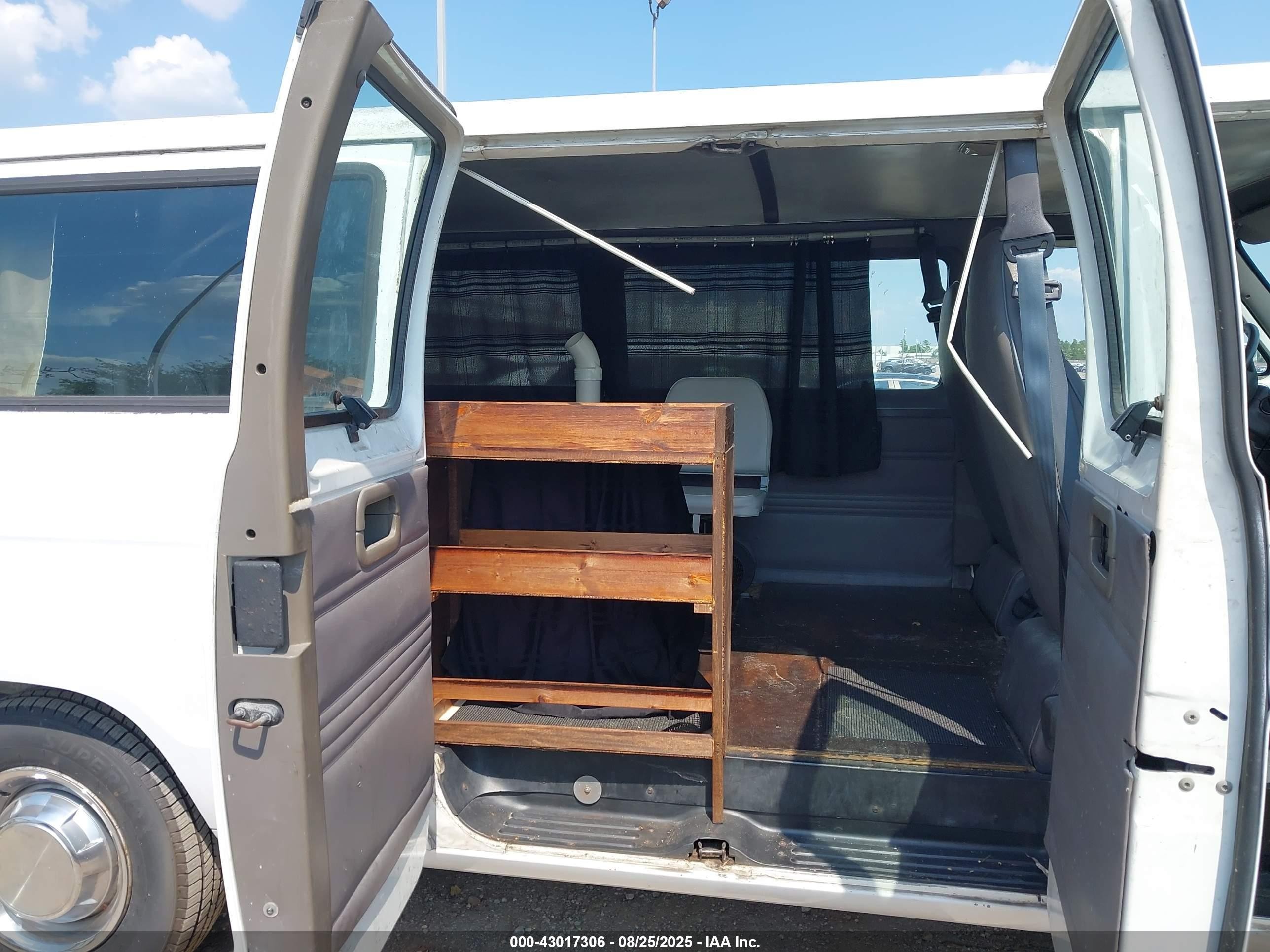 1996 Dodge Ram Wagon B3500 White vin: 2B5WB35Z3TK108931