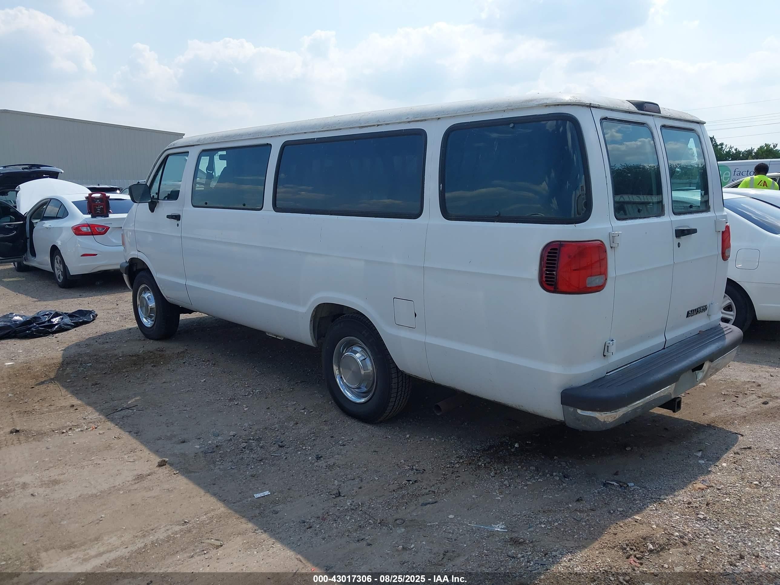 1996 Dodge Ram Wagon B3500 White vin: 2B5WB35Z3TK108931