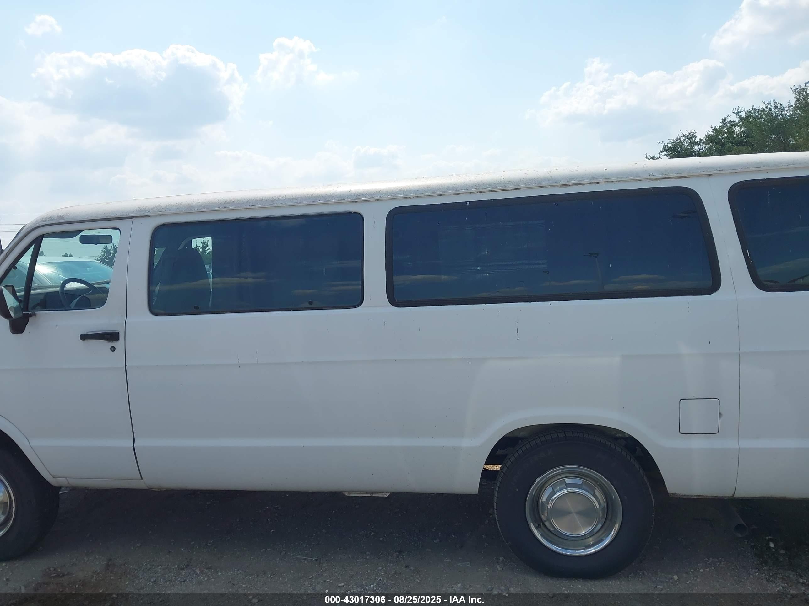 1996 Dodge Ram Wagon B3500 White vin: 2B5WB35Z3TK108931