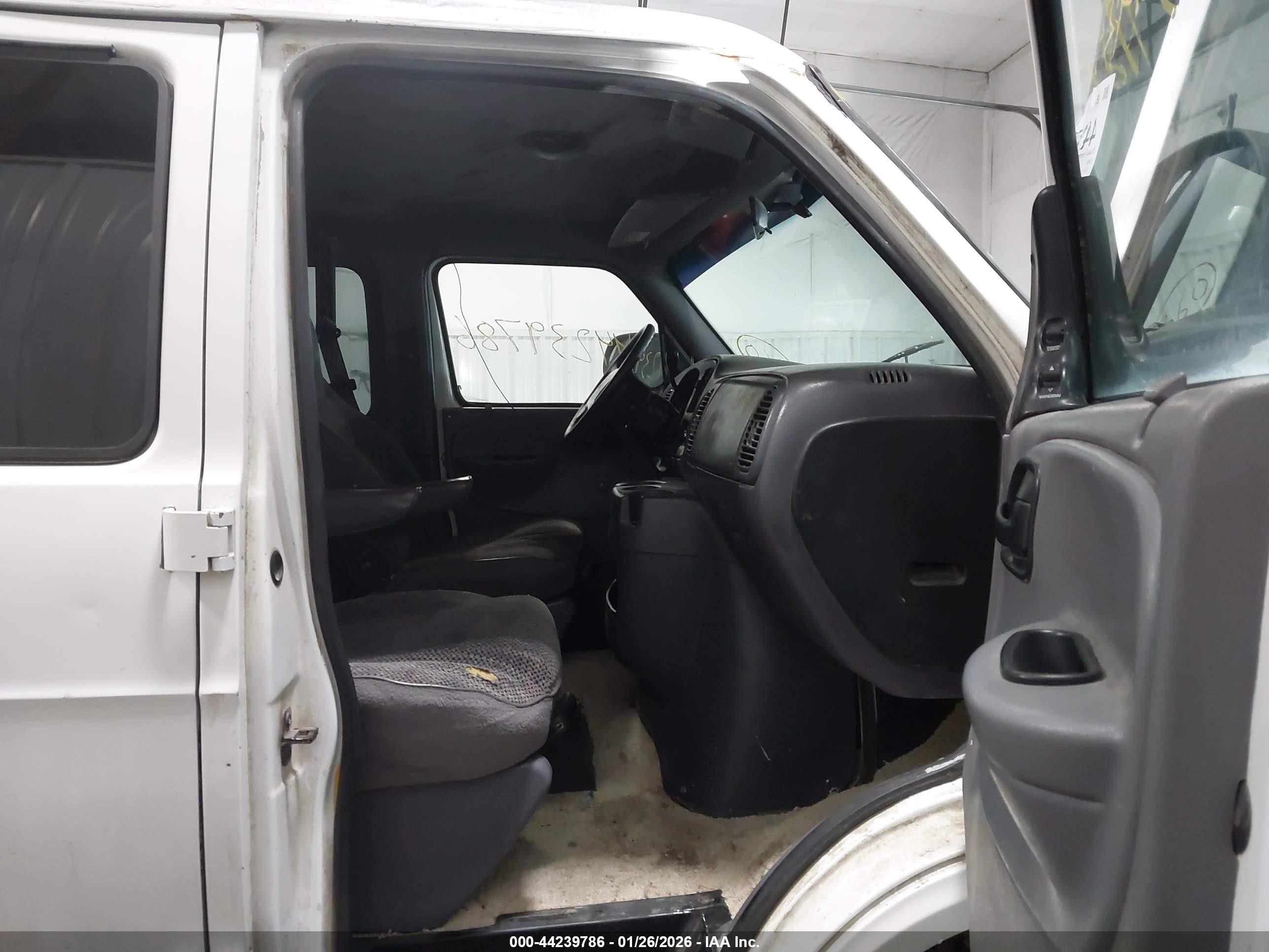 2000 Dodge Ram Wagon 3500   White vin: 2B5WB35Z4YK166747