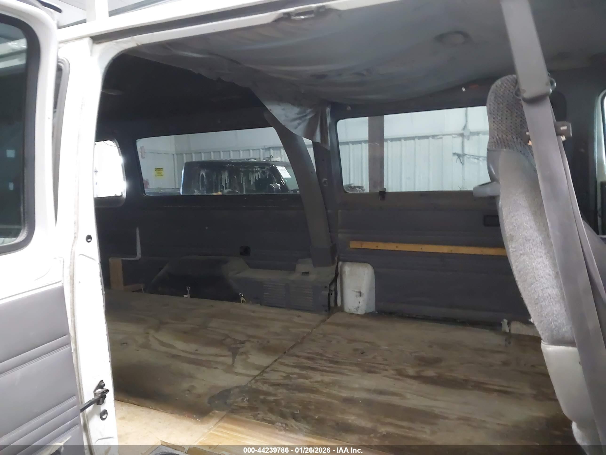 2000 Dodge Ram Wagon 3500   White vin: 2B5WB35Z4YK166747