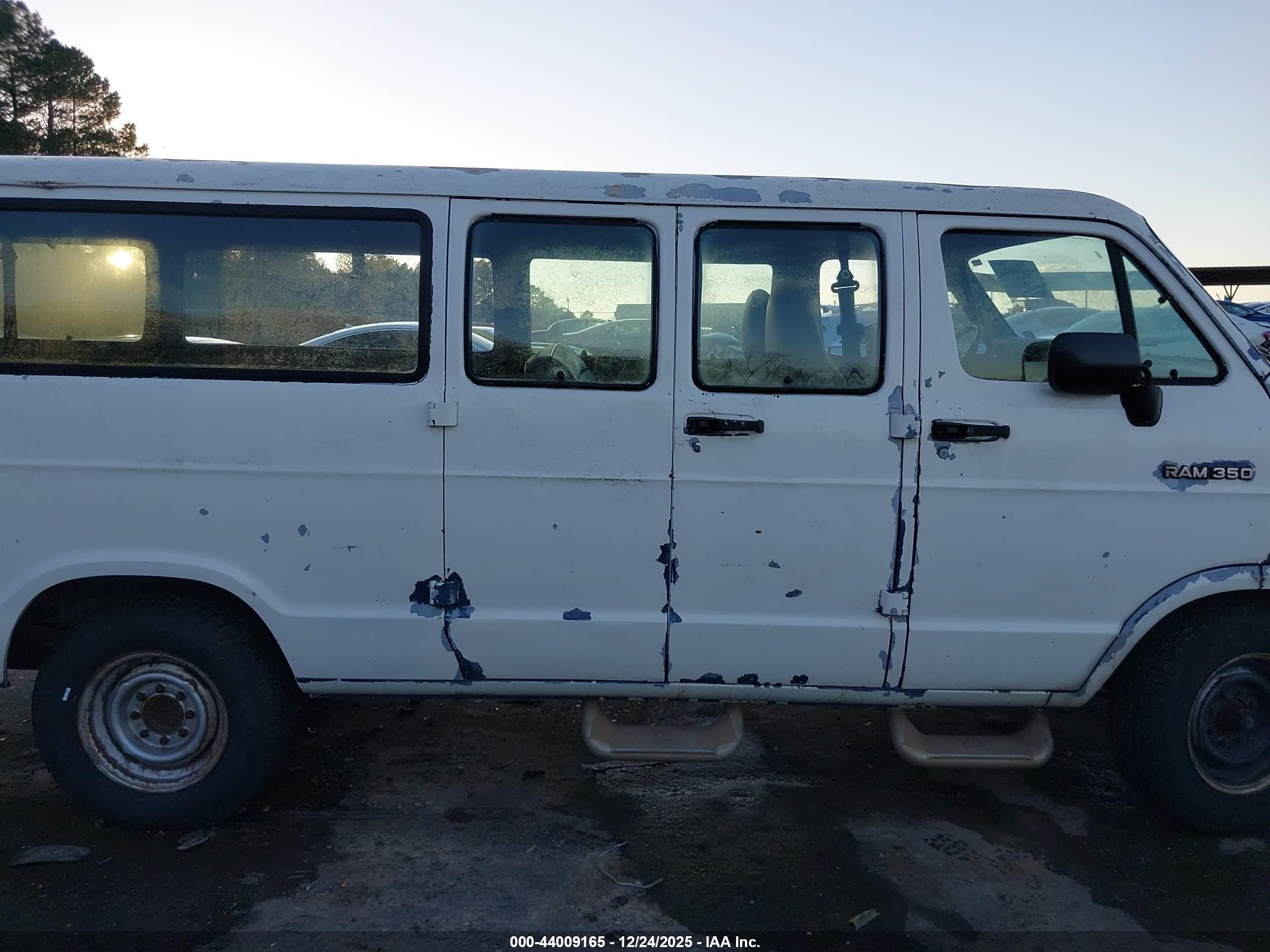 1994 Dodge Ram Wagon B350 White vin: 2B5WB35Z6RK135808