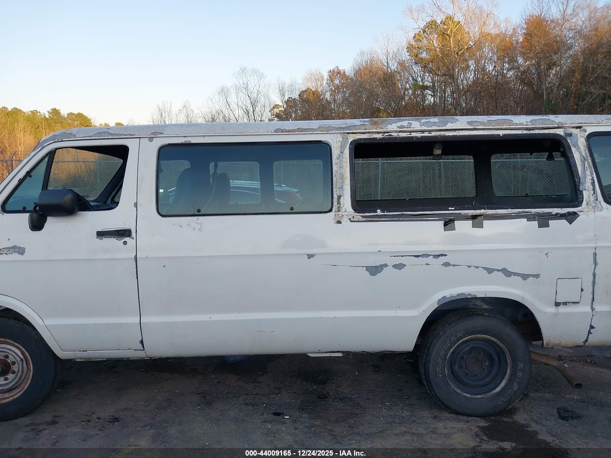 1994 Dodge Ram Wagon B350 White vin: 2B5WB35Z6RK135808