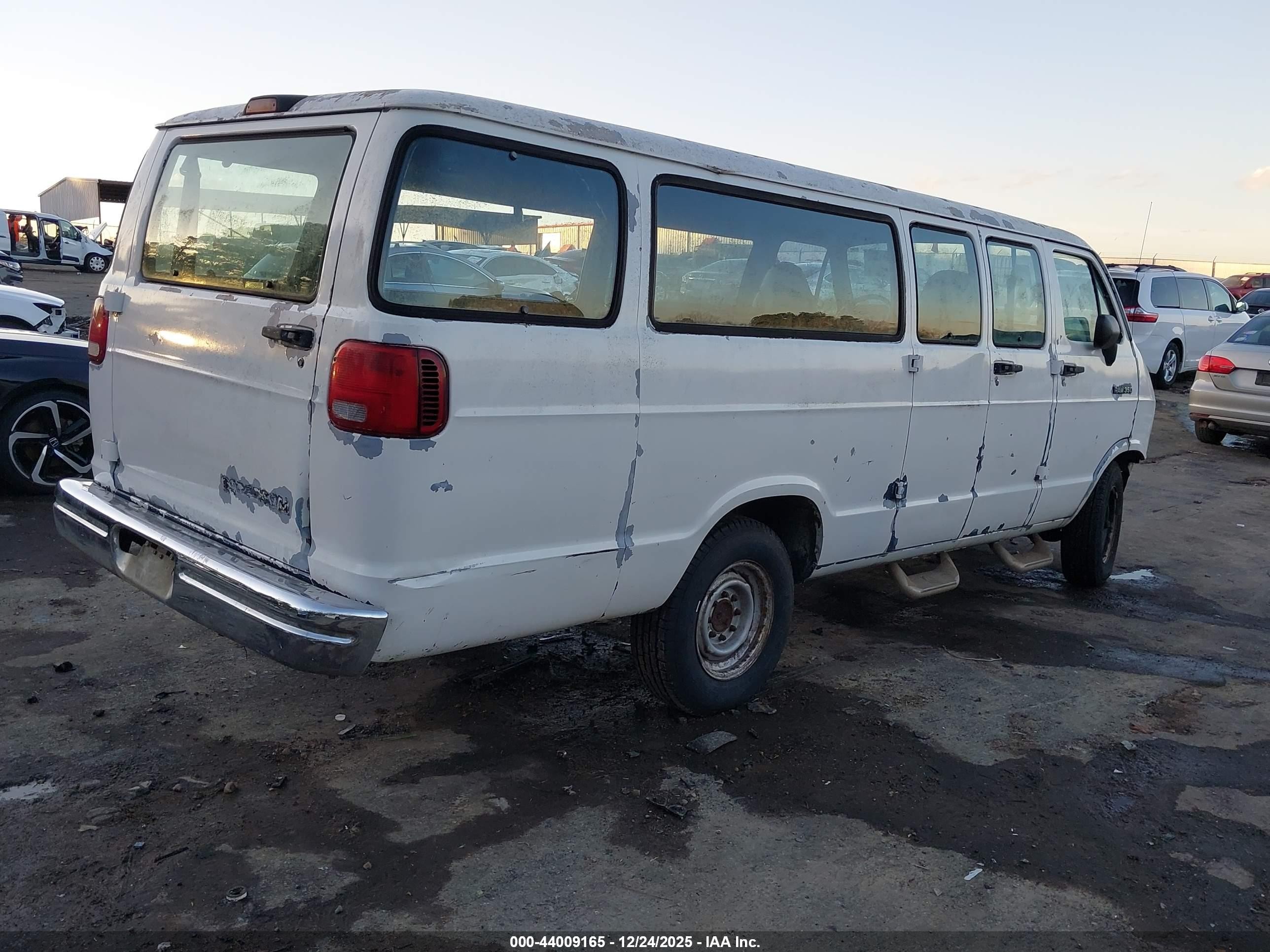 1994 Dodge Ram Wagon B350 White vin: 2B5WB35Z6RK135808
