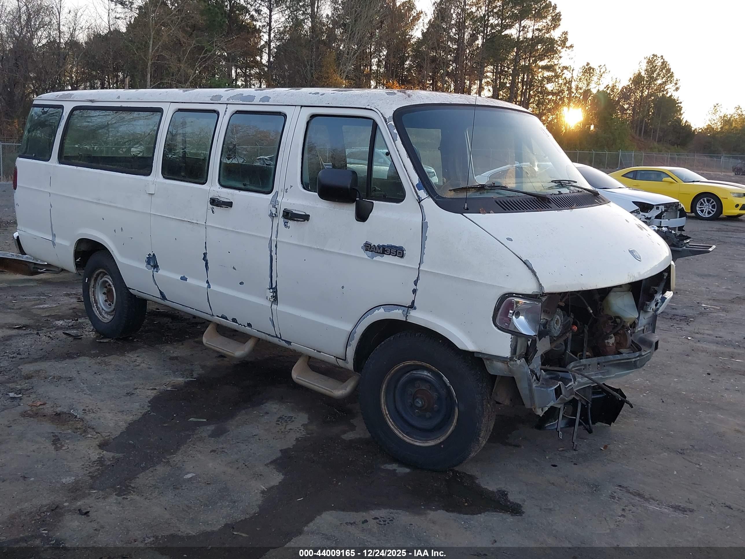 1994 Dodge Ram Wagon B350 White vin: 2B5WB35Z6RK135808