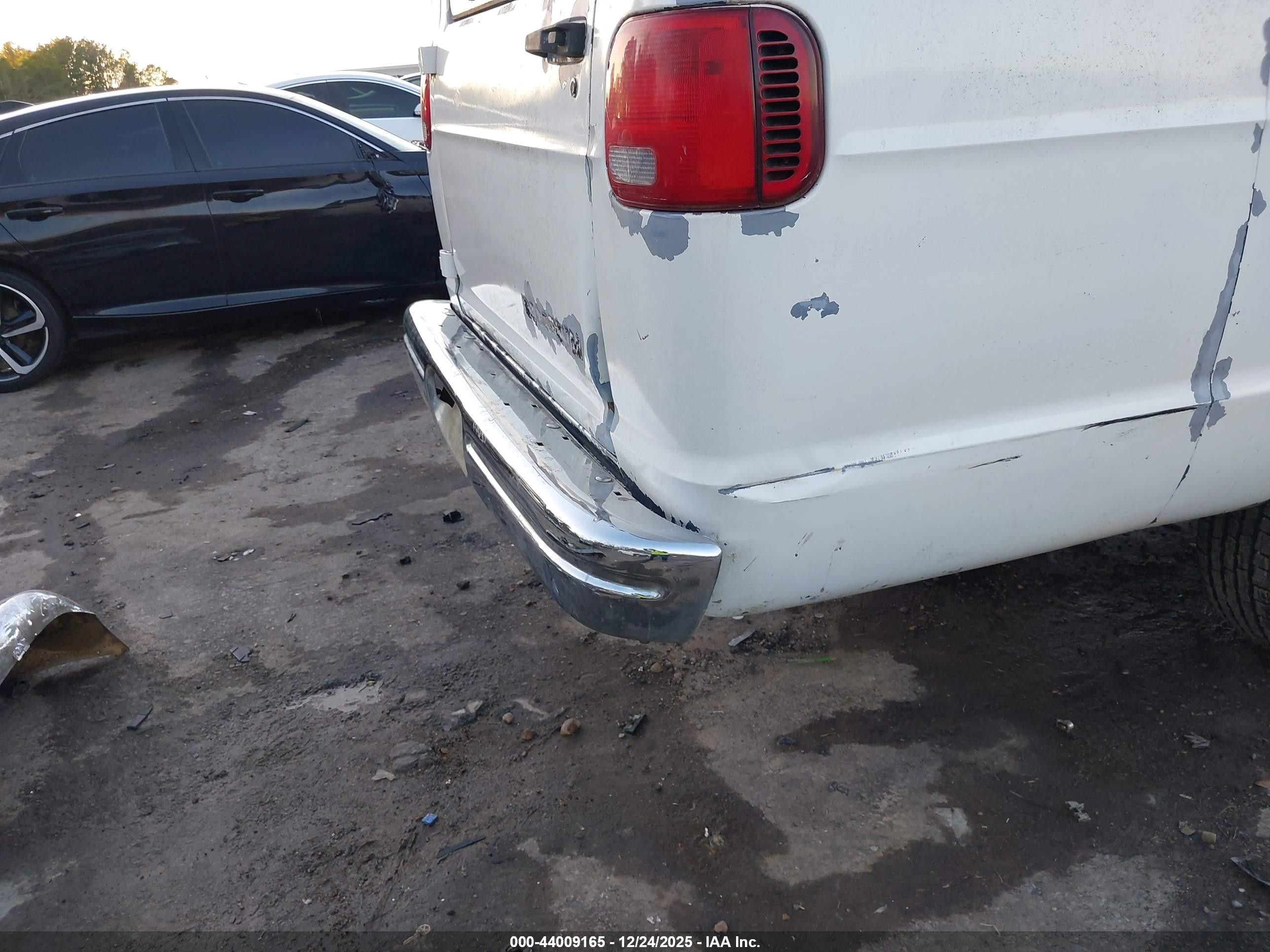 1994 Dodge Ram Wagon B350 White vin: 2B5WB35Z6RK135808