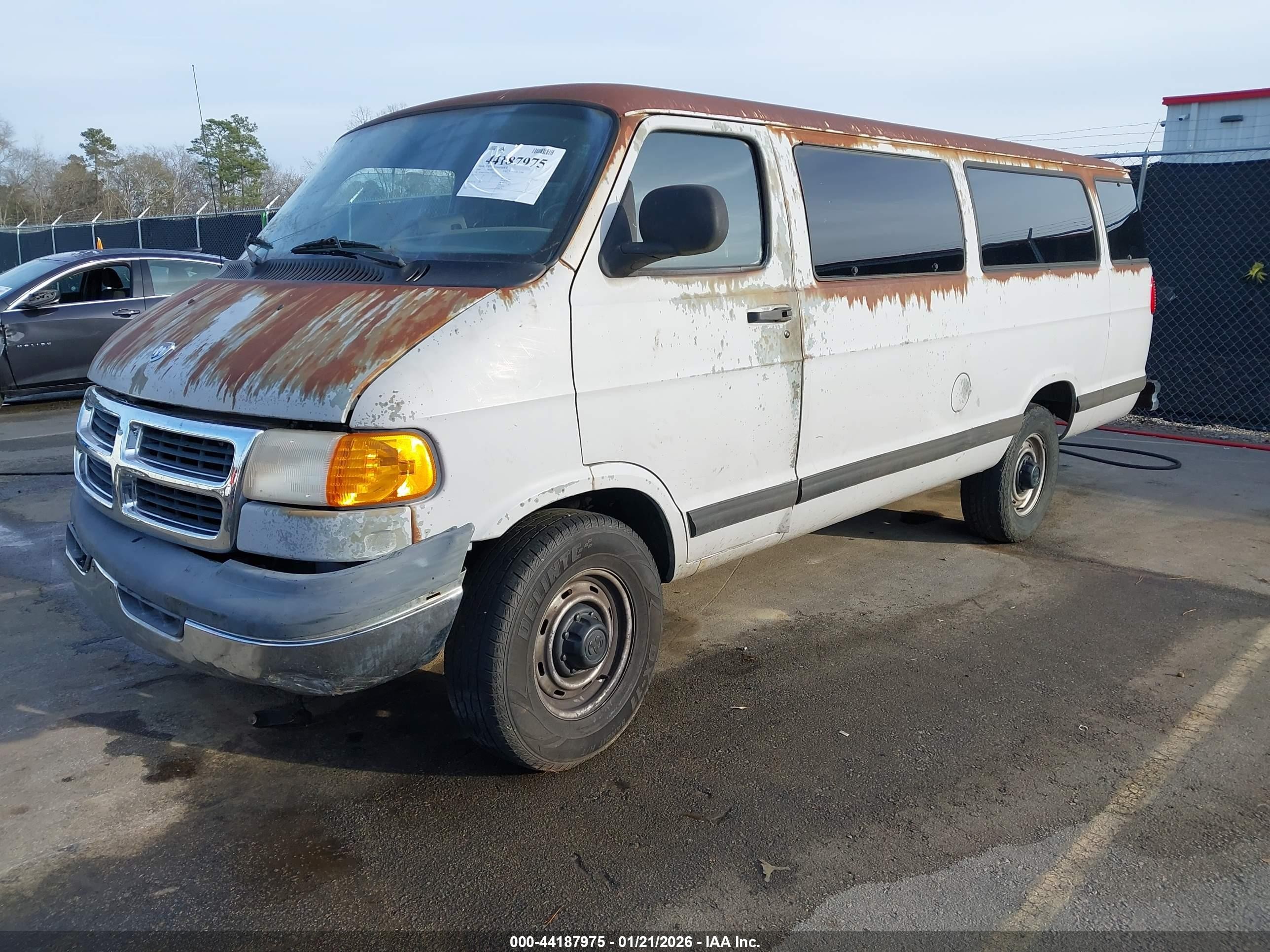 2000 Dodge Ram Wagon 3500   Silver vin: 2B5WB35Z6YK157869