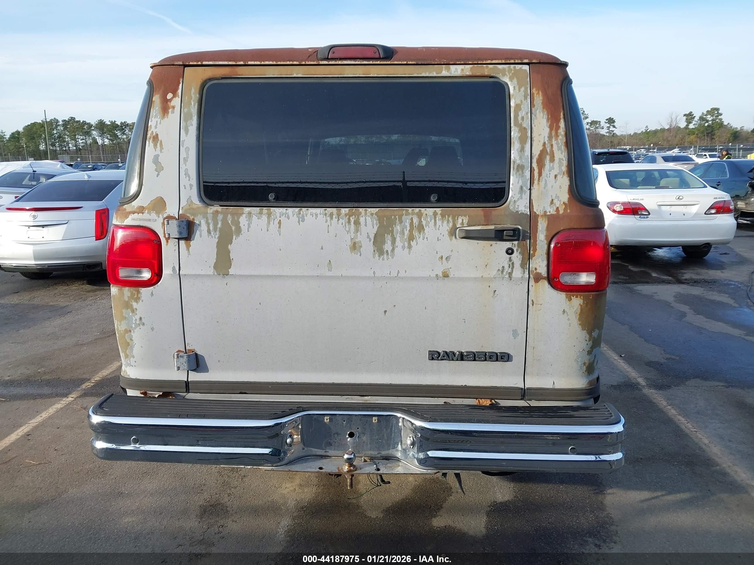 2000 Dodge Ram Wagon 3500   Silver vin: 2B5WB35Z6YK157869