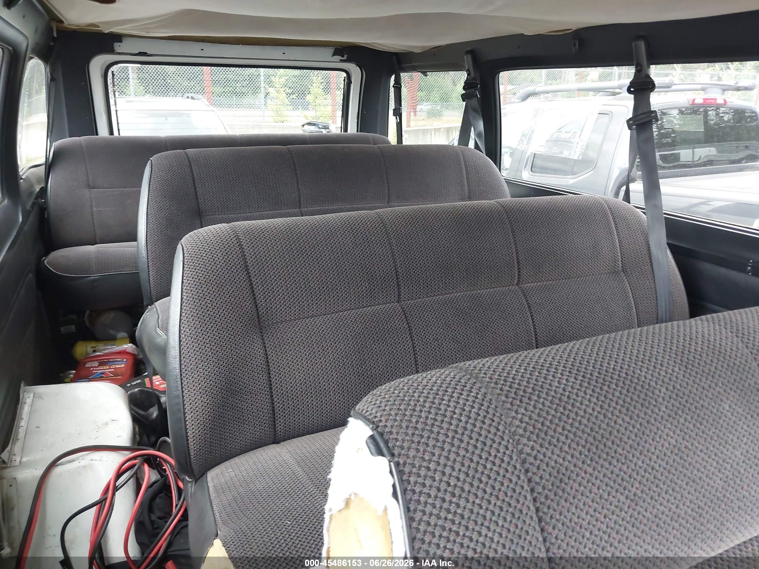 2001 Dodge Ram Wagon 3500   White vin: 2B5WB35Z71K545389