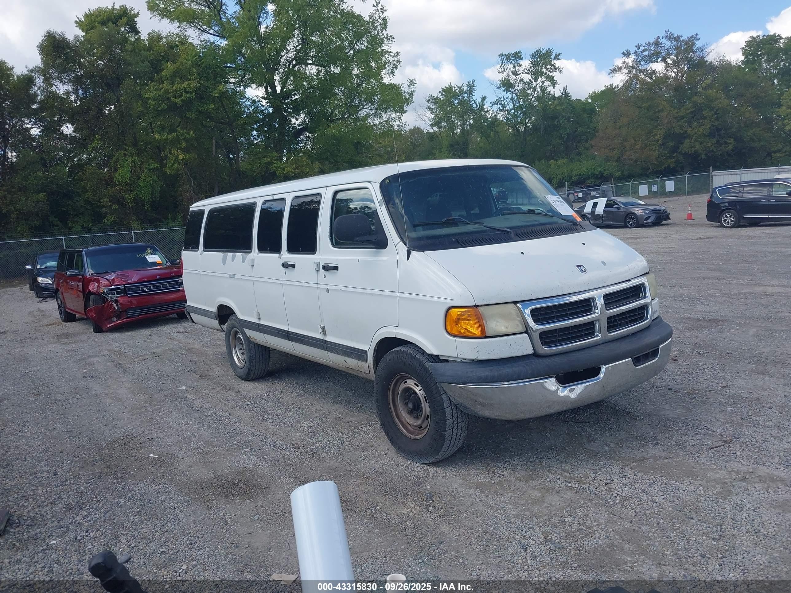 2002 Dodge Ram Wagon 3500   Белый vin: 2B5WB35Z72K136844