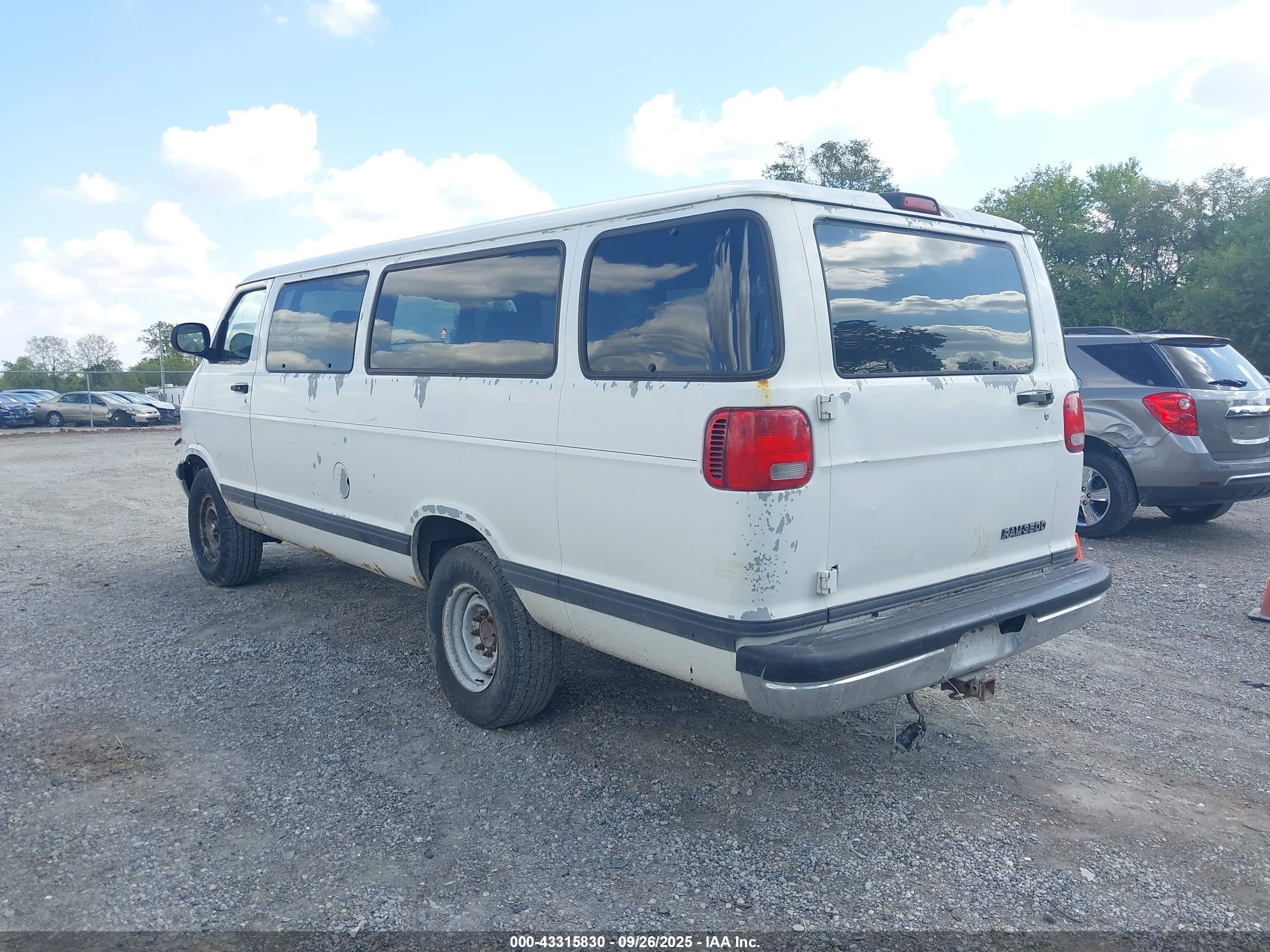 2002 Dodge Ram Wagon 3500   Белый vin: 2B5WB35Z72K136844