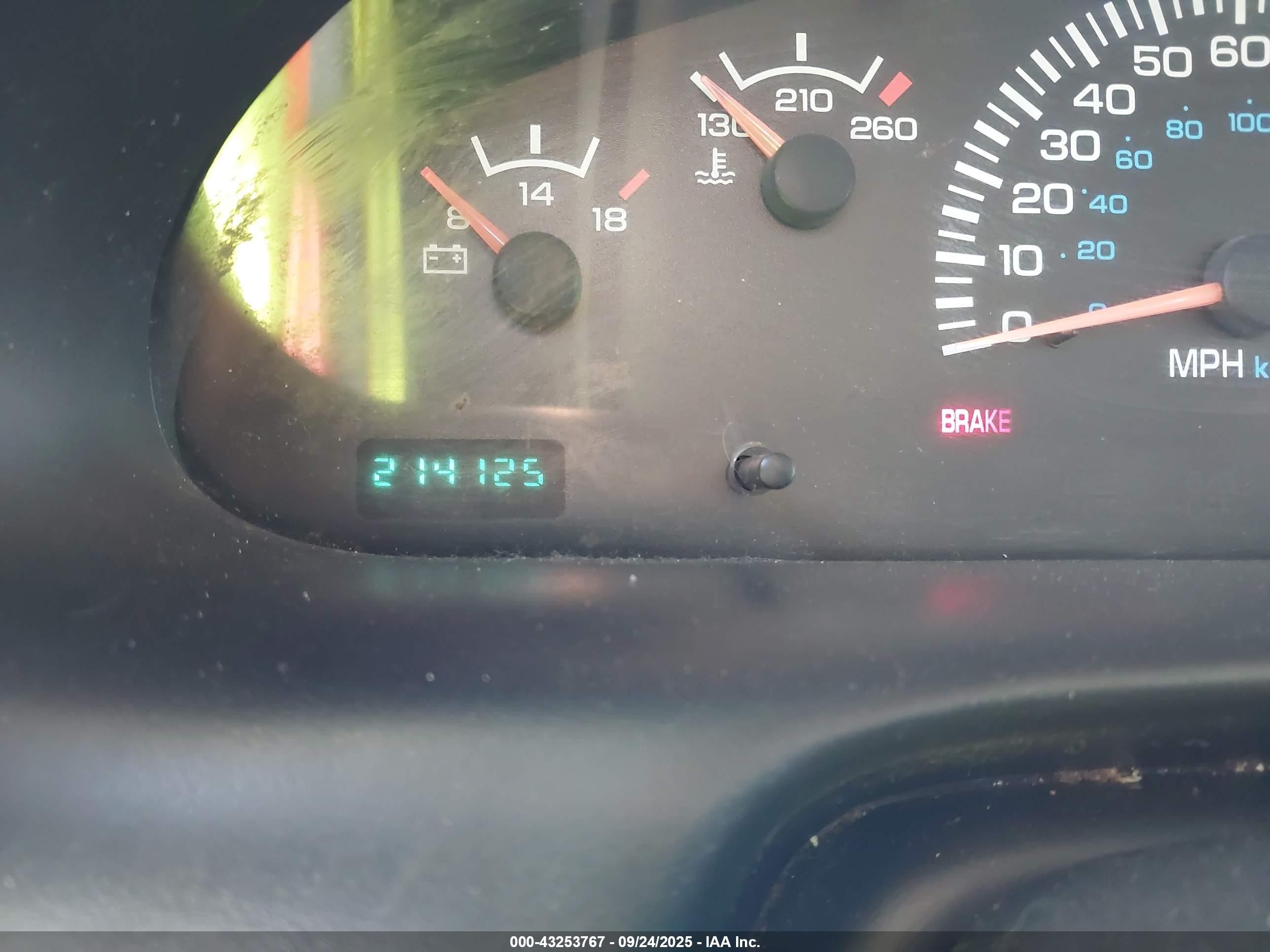 2000 Dodge Ram Wagon 3500   White vin: 2B5WB35Z8YK117583