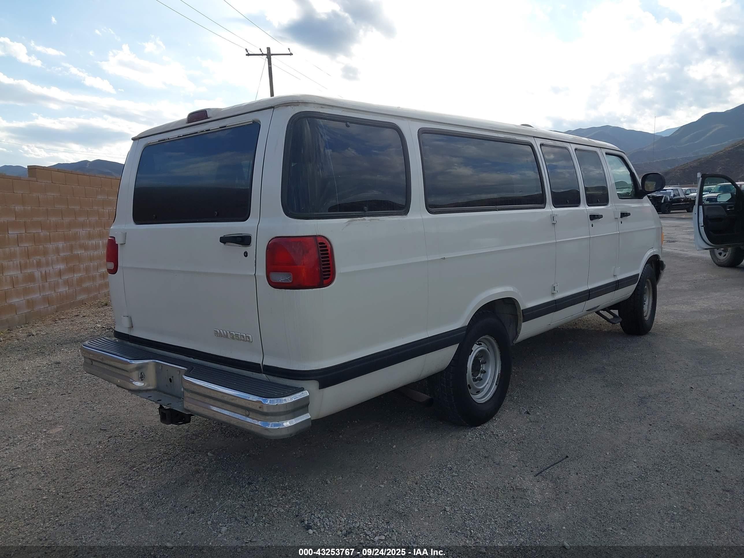 2000 Dodge Ram Wagon 3500   White vin: 2B5WB35Z8YK117583