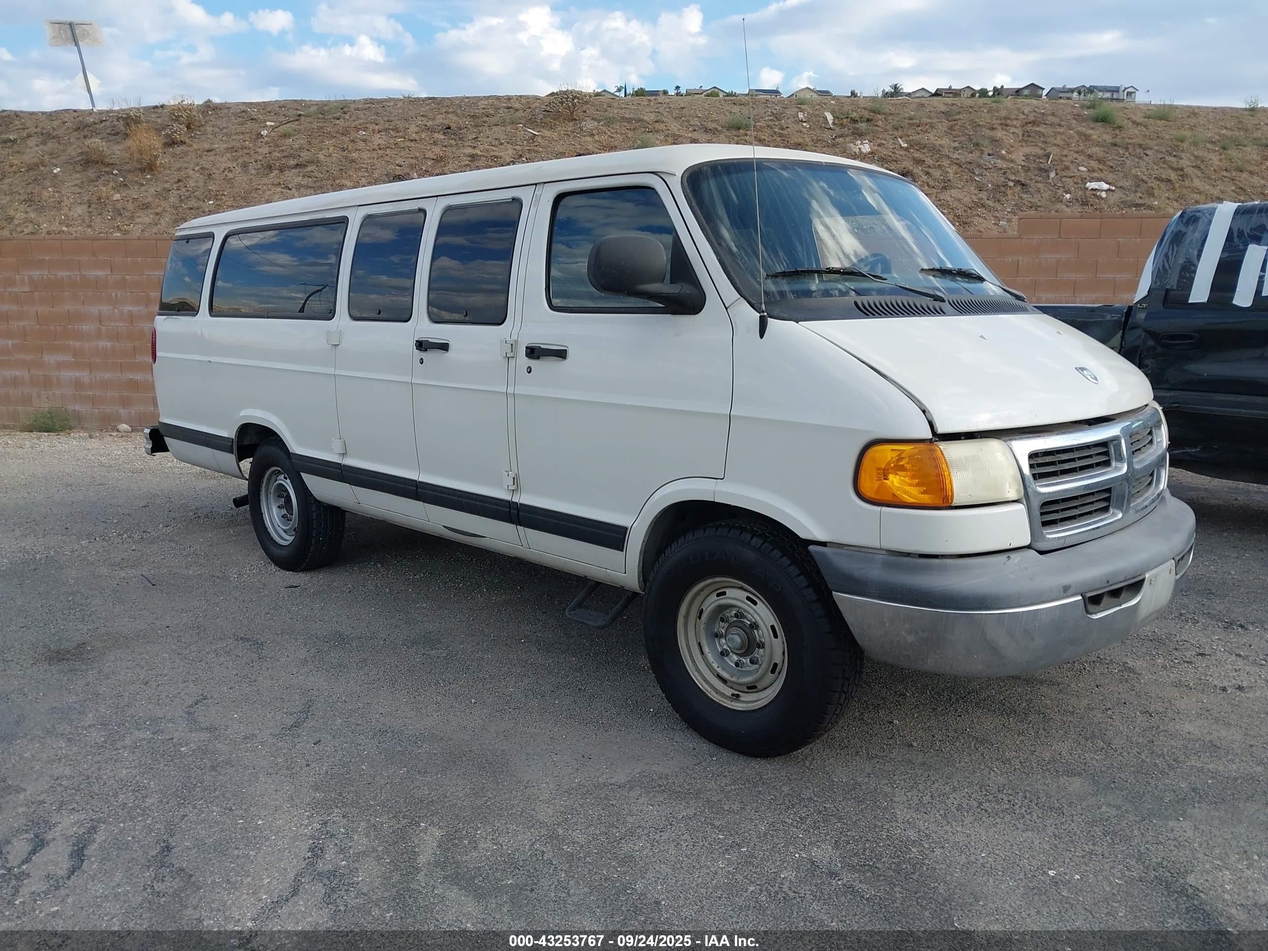 2000 Dodge Ram Wagon 3500   Белый vin: 2B5WB35Z8YK117583