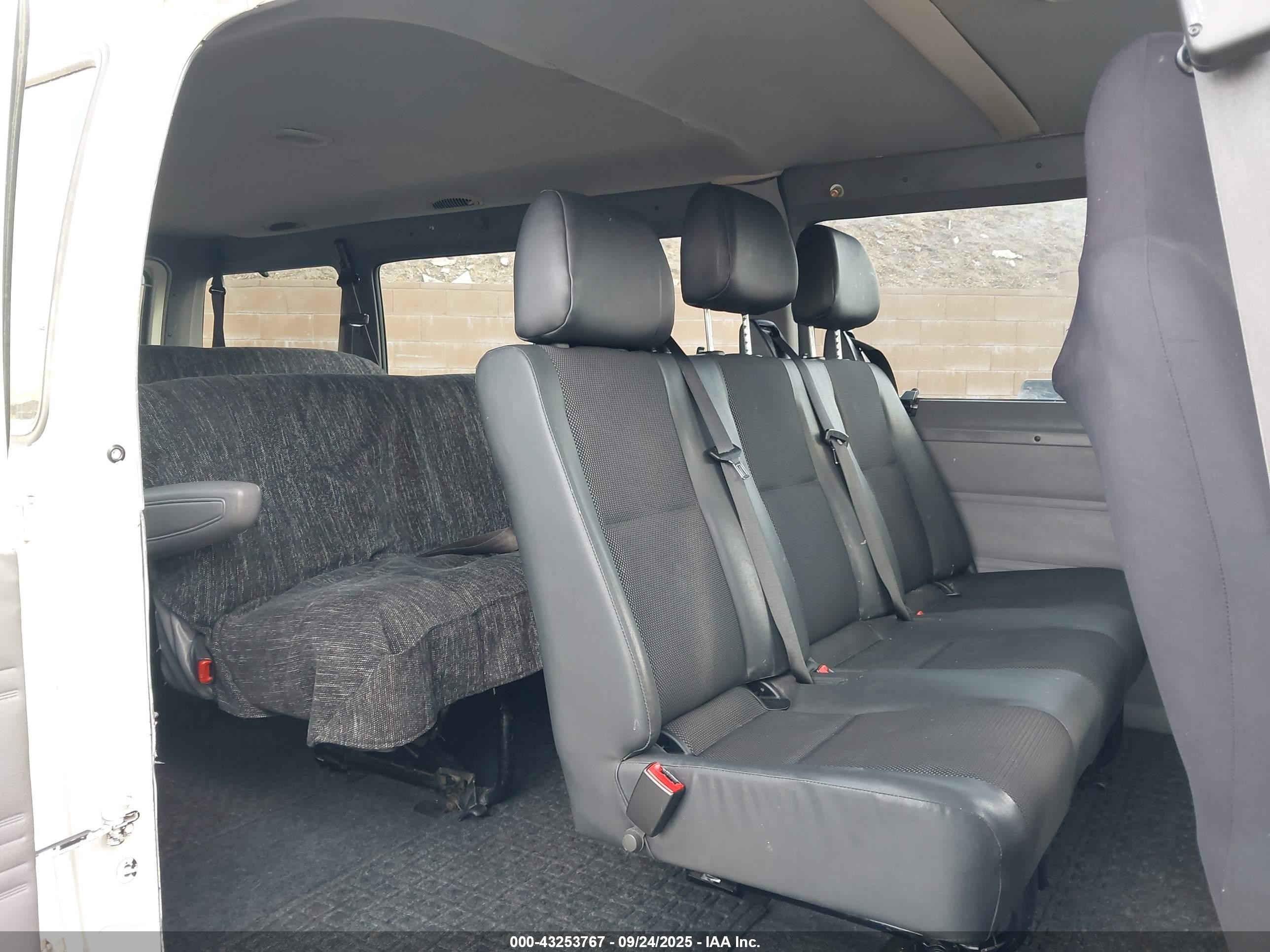 2000 Dodge Ram Wagon 3500   White vin: 2B5WB35Z8YK117583