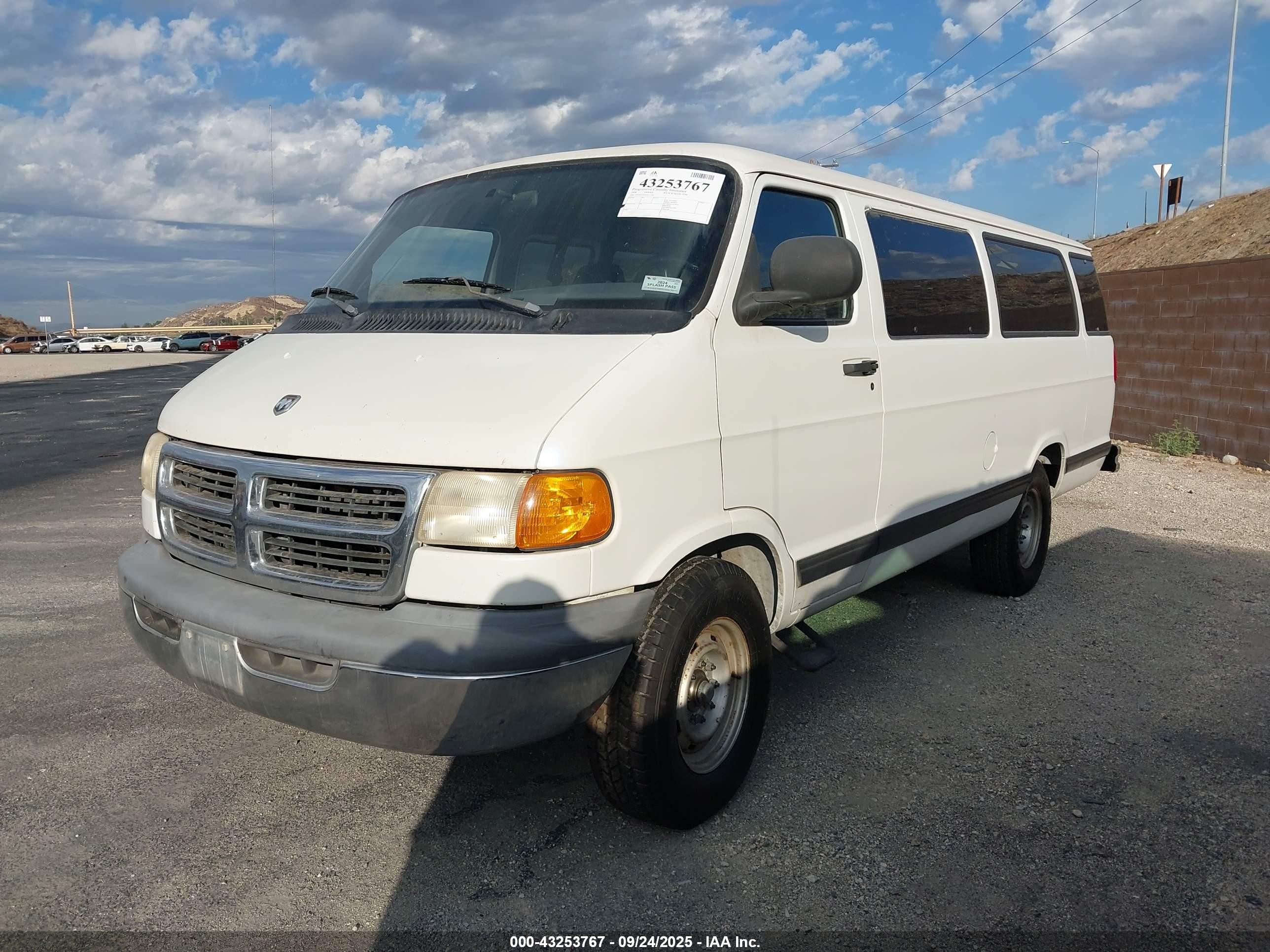 2000 Dodge Ram Wagon 3500   White vin: 2B5WB35Z8YK117583