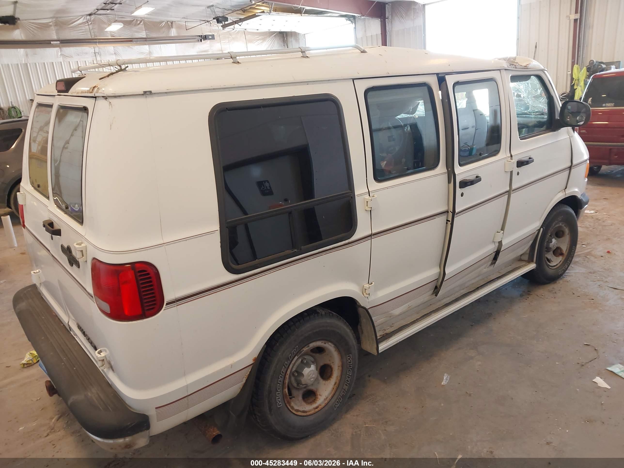 1998 Dodge Ram Van 1500 Commercial/conversion White vin: 2B6HB11X6WK124445