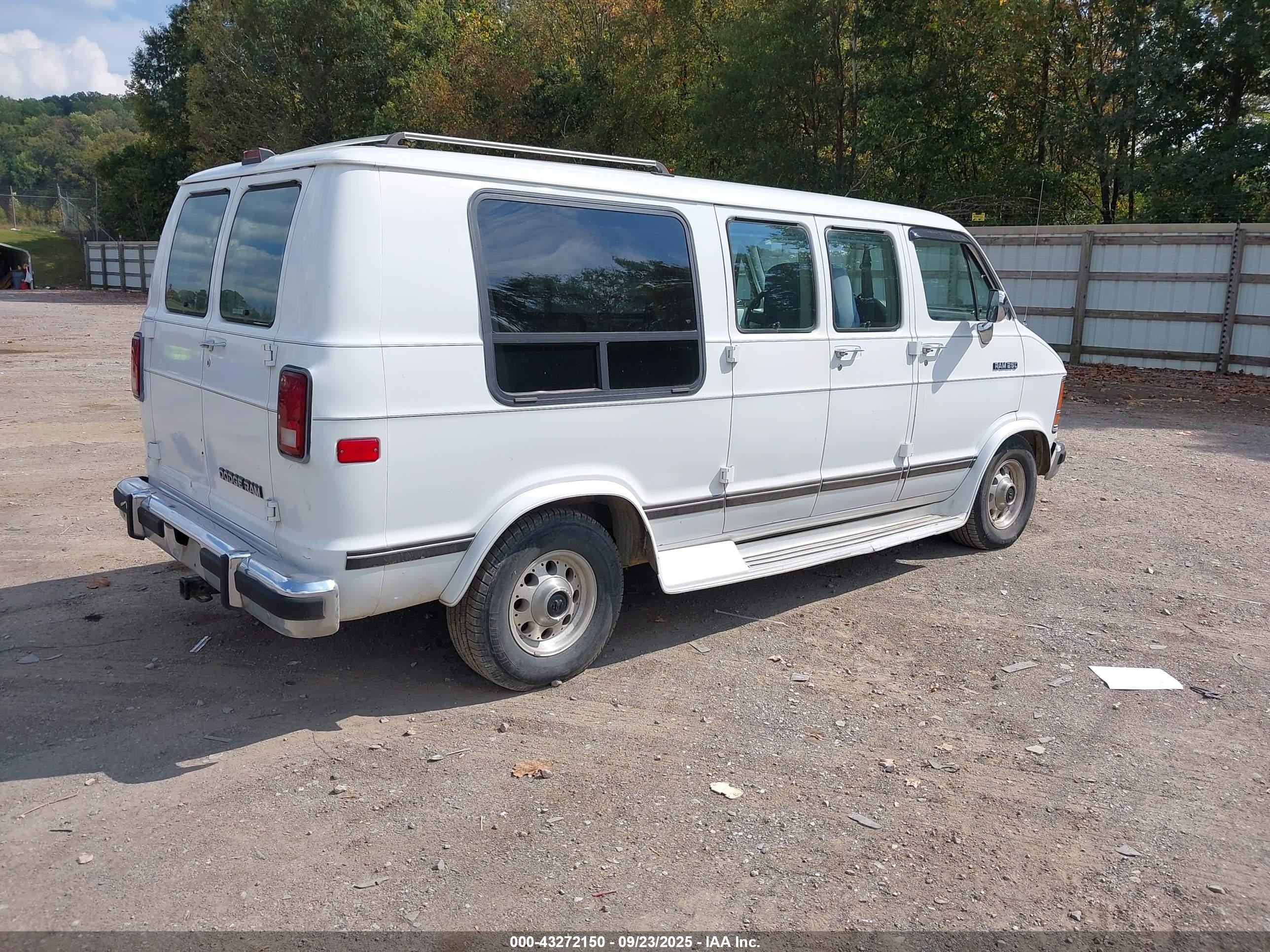 1993 Dodge Ram Van B250 White vin: 2B6HB21Y2PK523255