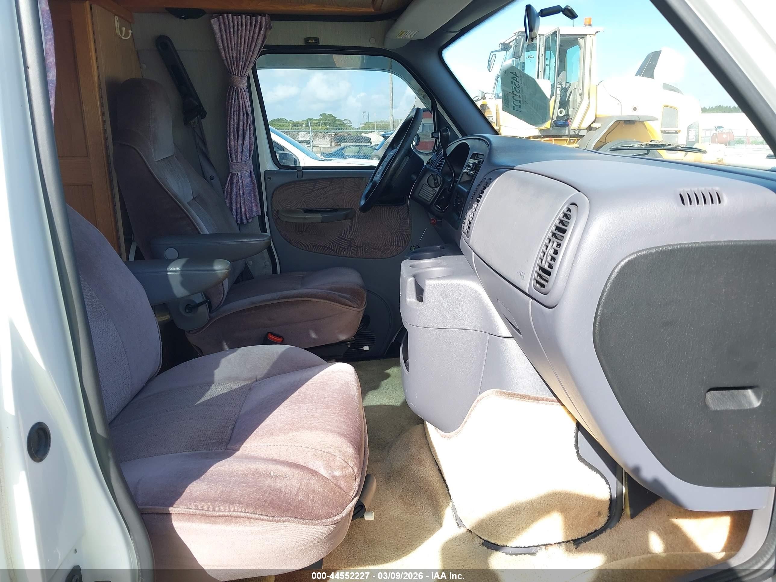 2000 Dodge Ram Van 3500 Conversion White vin: 2B6KB31Y5YK175433
