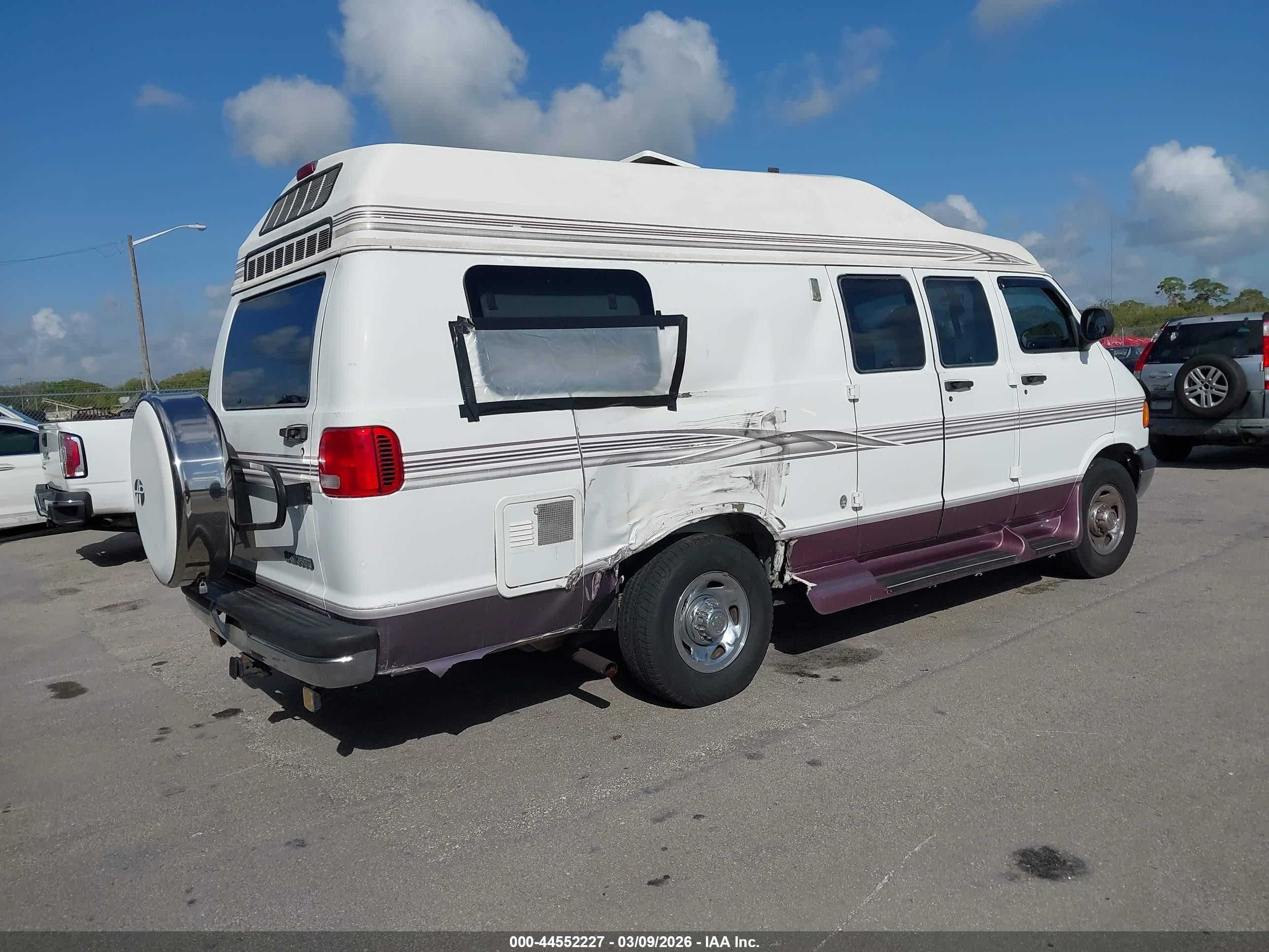2000 Dodge Ram Van 3500 Conversion White vin: 2B6KB31Y5YK175433