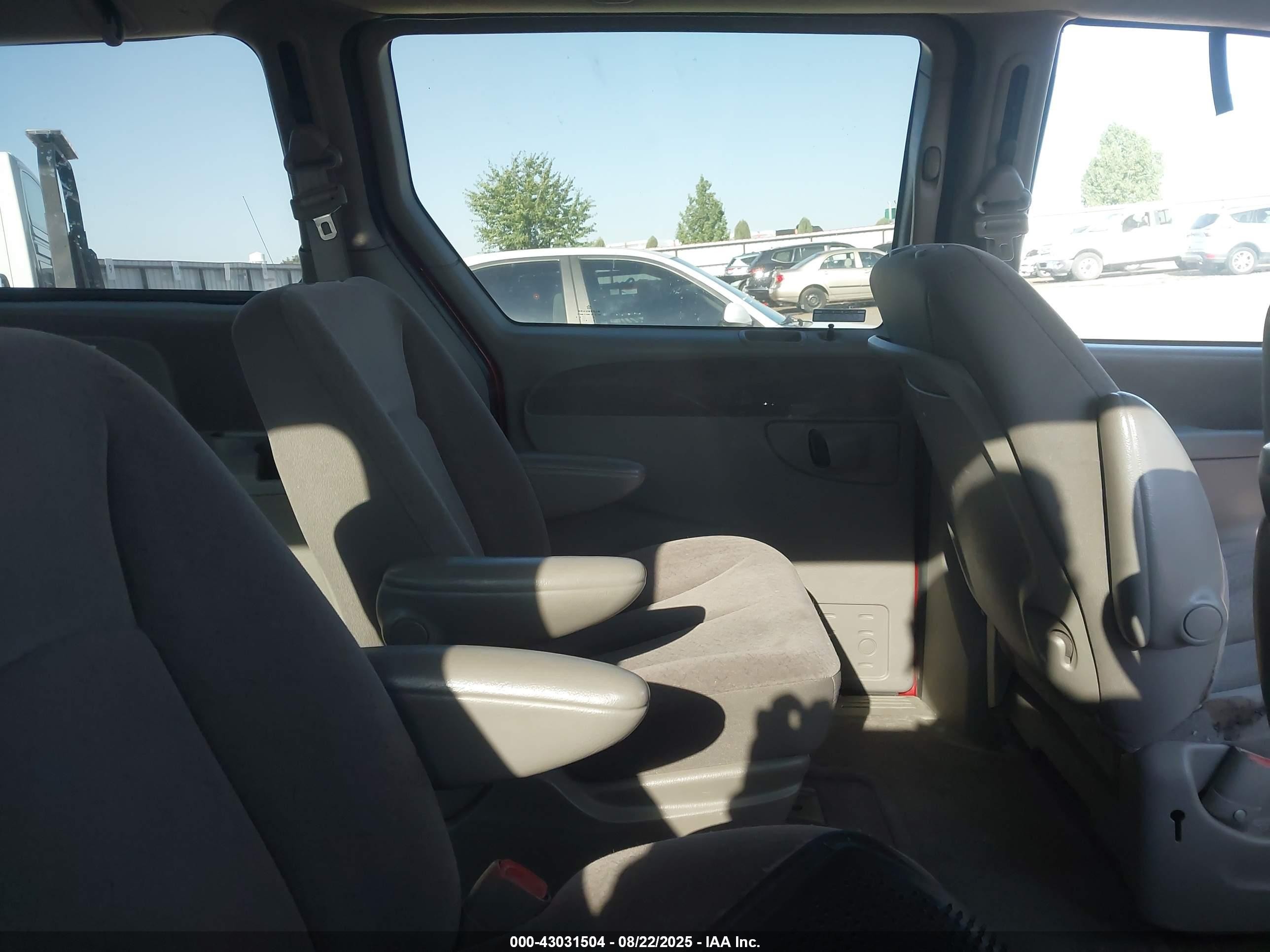 2001 Dodge Grand Caravan Sport Maroon vin: 2B8GP44R31R372106