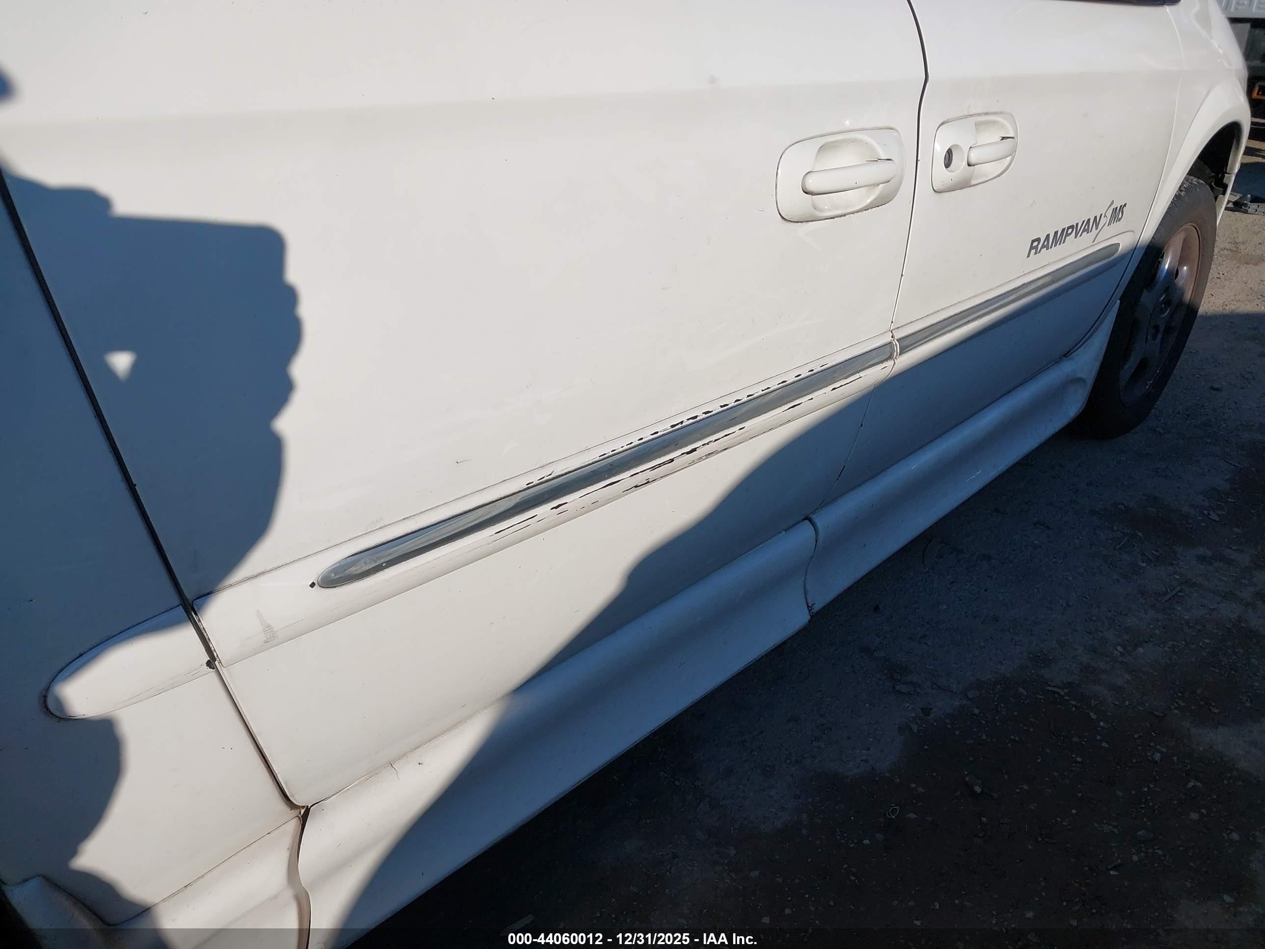 2002 Dodge Grand Caravan Es Tan vin: 2B8GP54L12R608318