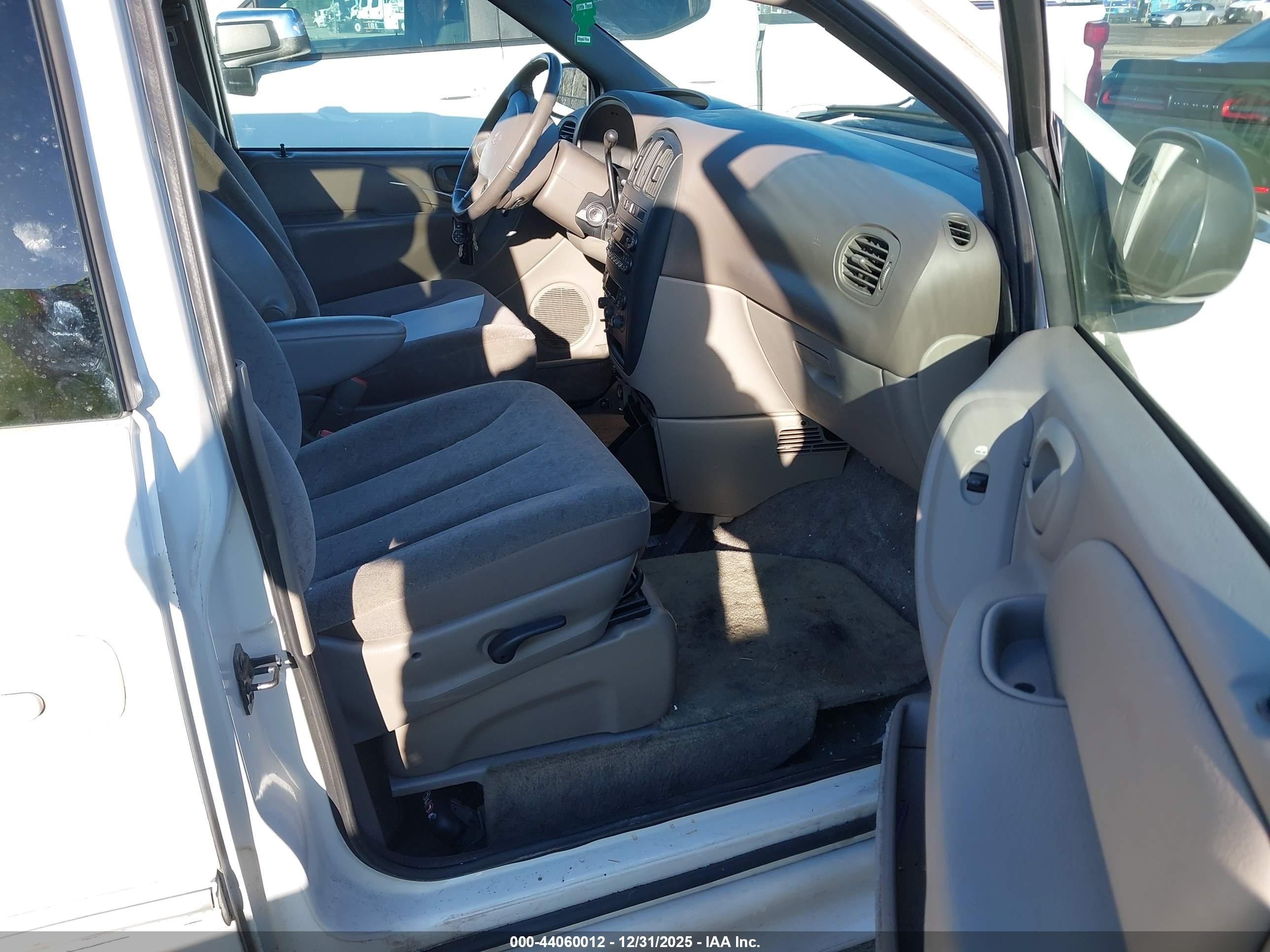 2002 Dodge Grand Caravan Es Tan vin: 2B8GP54L12R608318