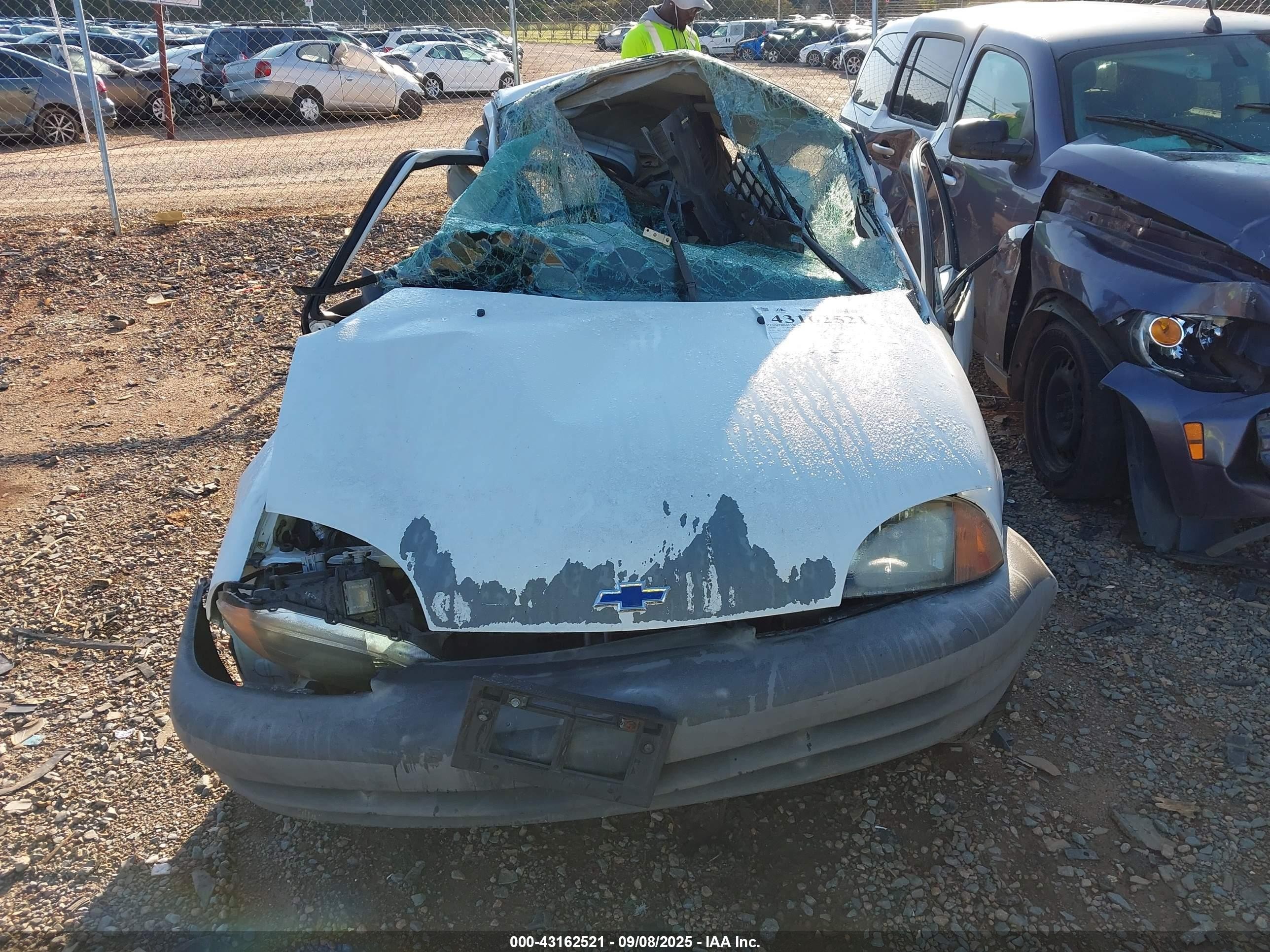 2000 Chevrolet Metro   White vin: 2C1MR2263Y6707520