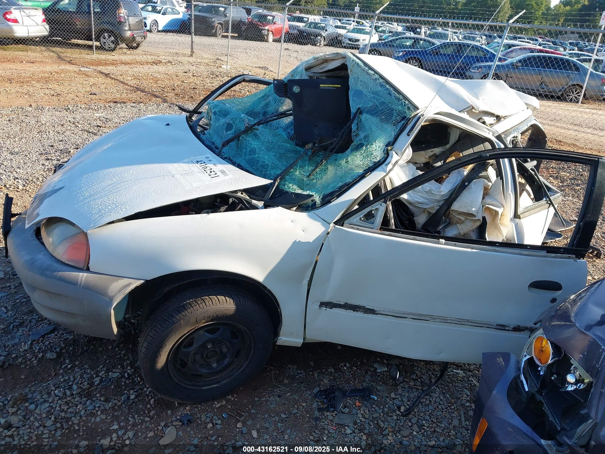 2000 Chevrolet Metro   White vin: 2C1MR2263Y6707520