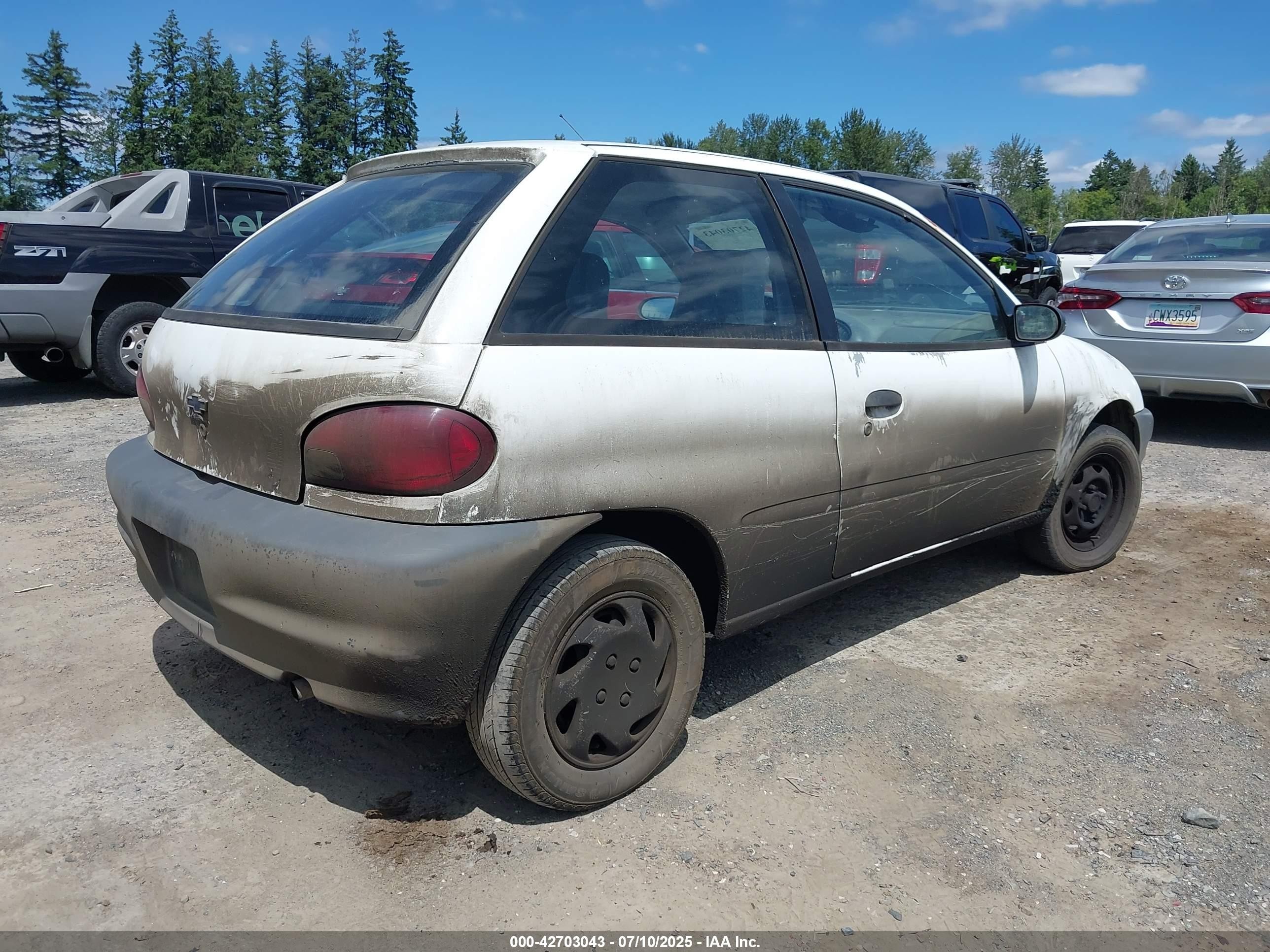 1998 Chevrolet Metro   White vin: 2C1MR2264W6726333