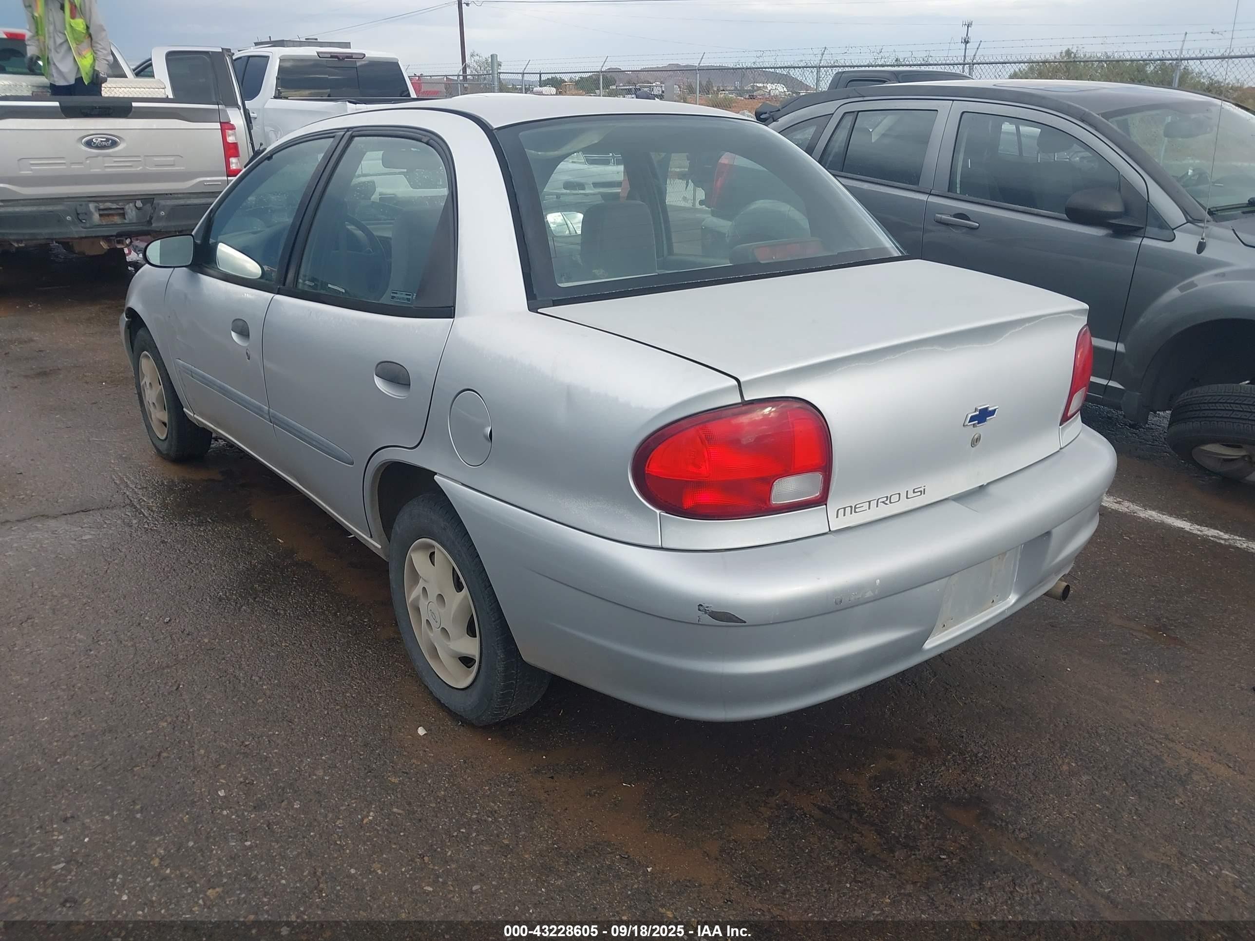 2000 Chevrolet Metro Lsi Серебряный vin: 2C1MR5229Y6702210