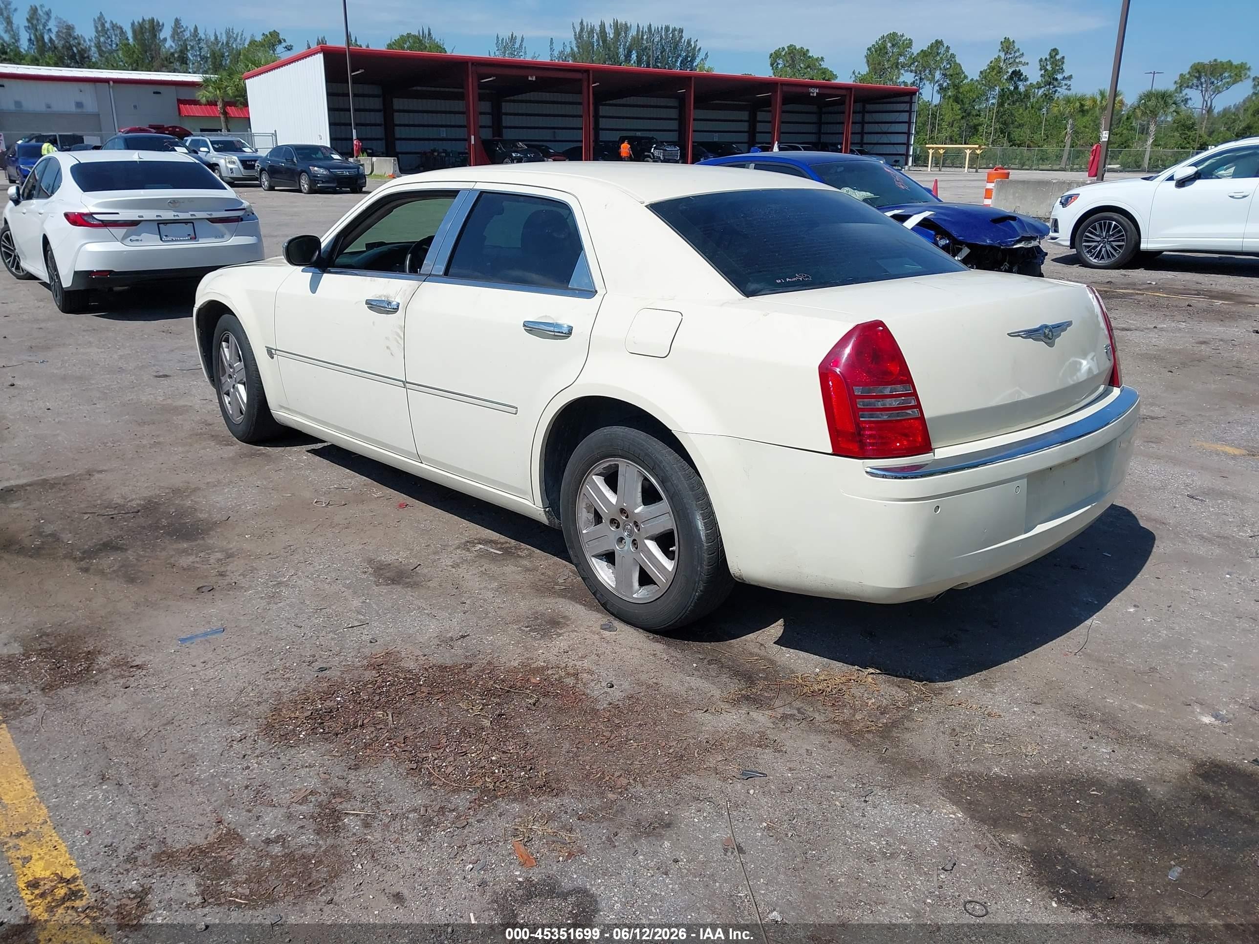 2005 Chrysler 300c   White vin: 2C3AA63H55H502080