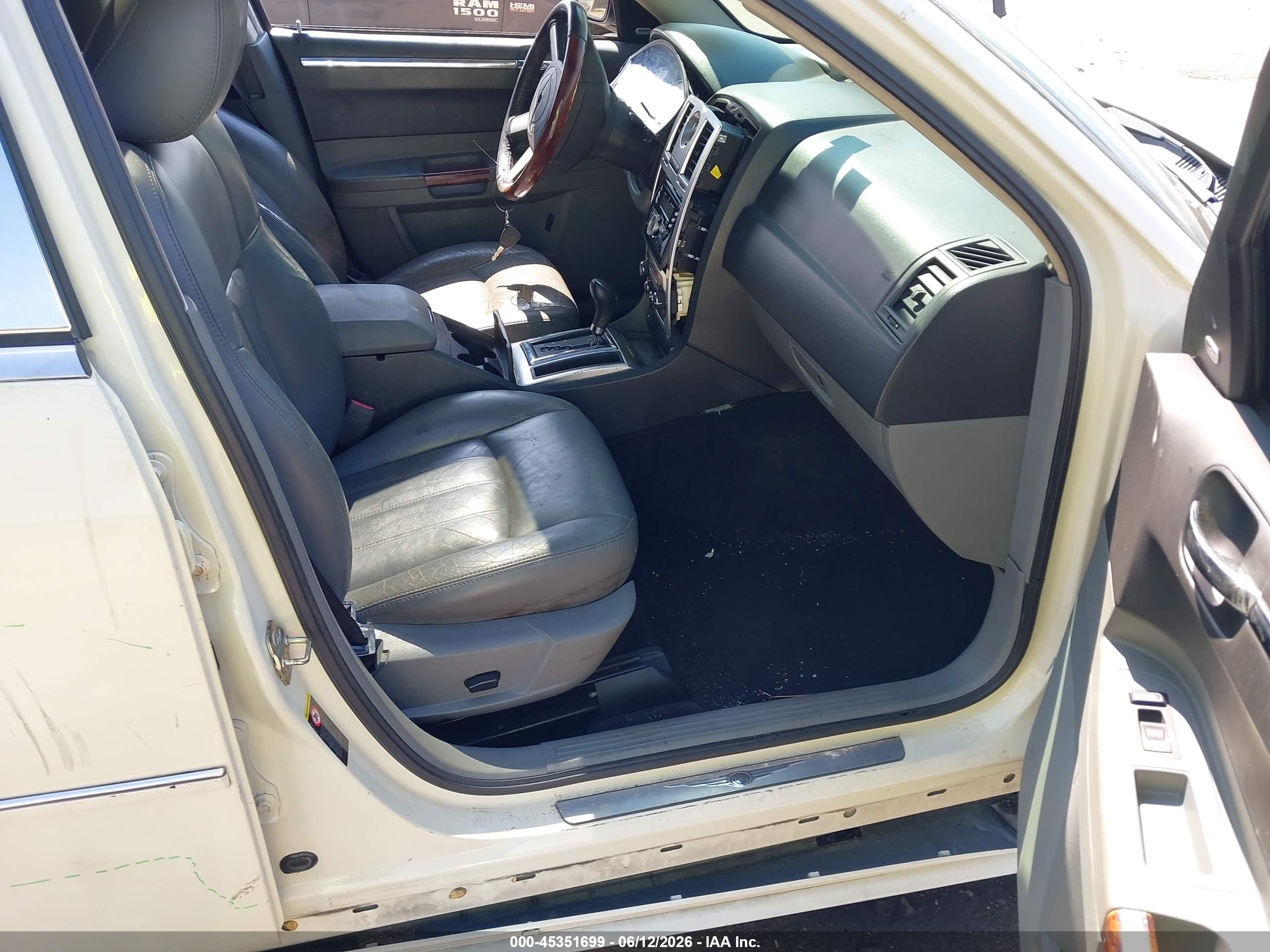 2005 Chrysler 300c   White vin: 2C3AA63H55H502080