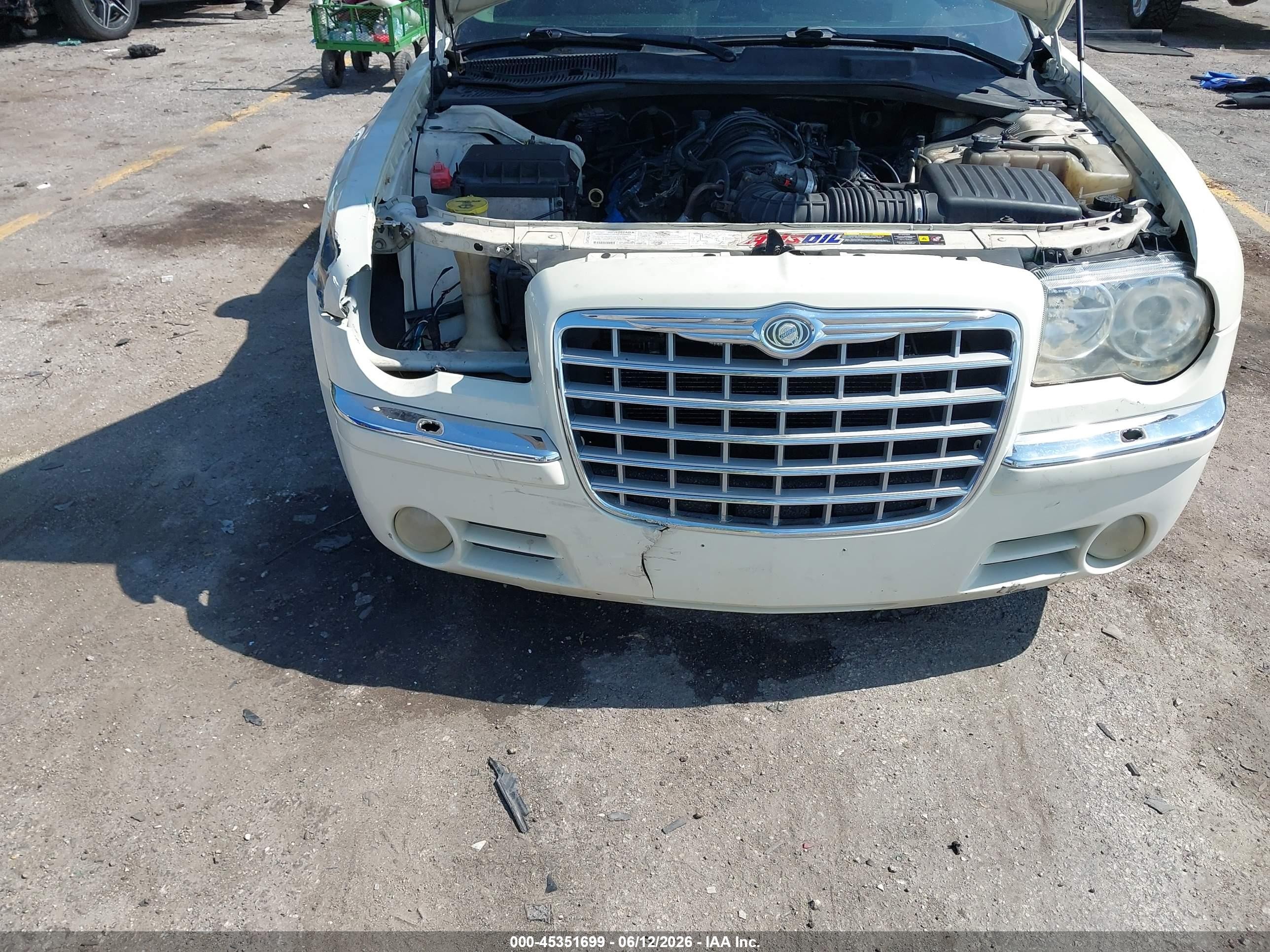 2005 Chrysler 300c   White vin: 2C3AA63H55H502080