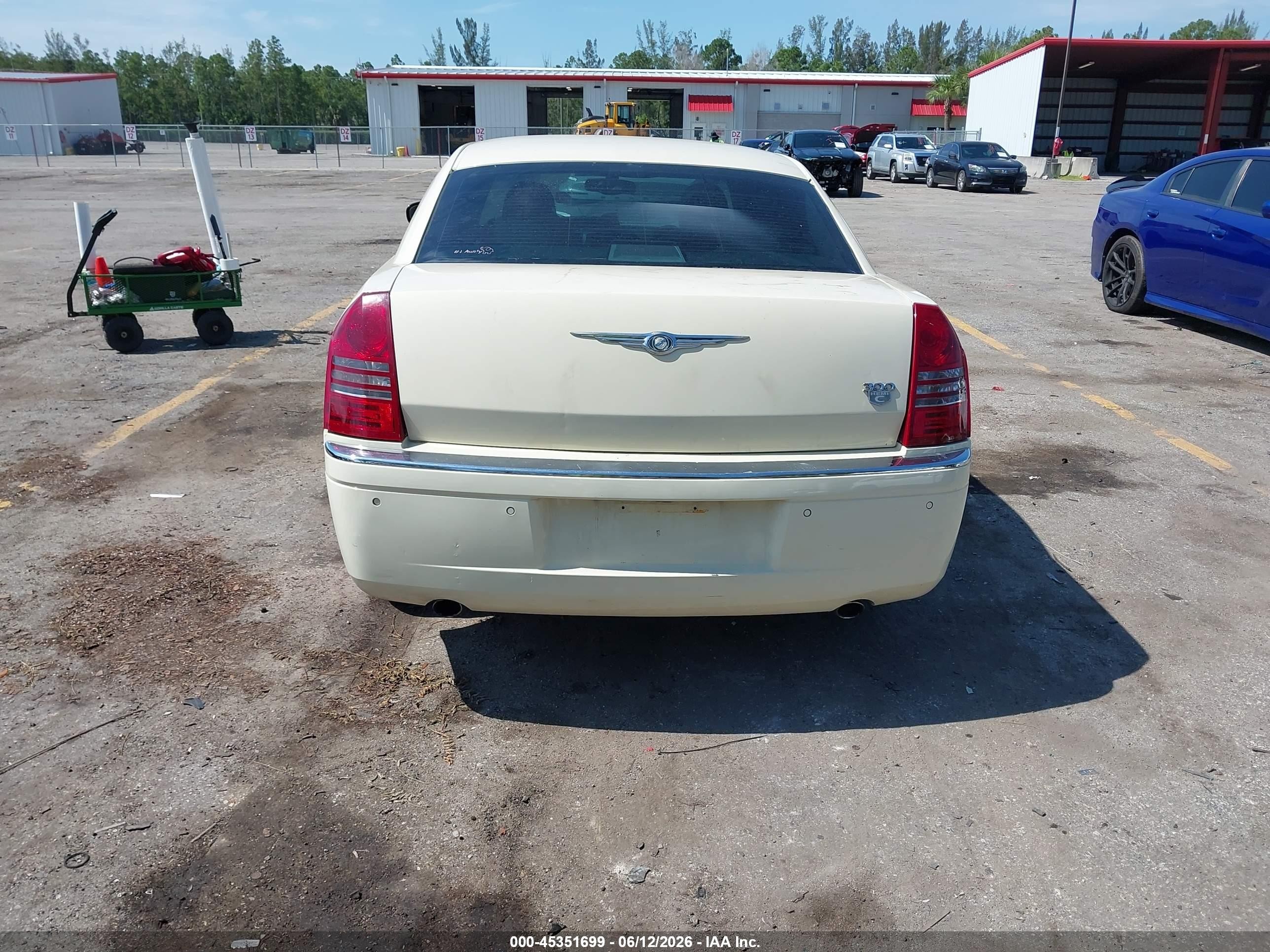 2005 Chrysler 300c   White vin: 2C3AA63H55H502080