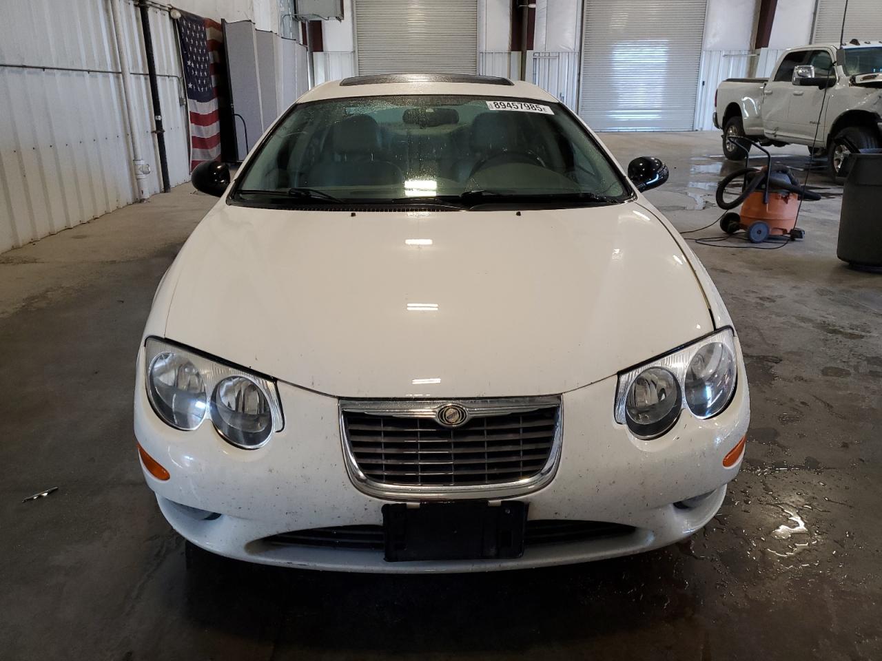 2004 Chrysler 300m White vin: 2C3AE66G14H680560