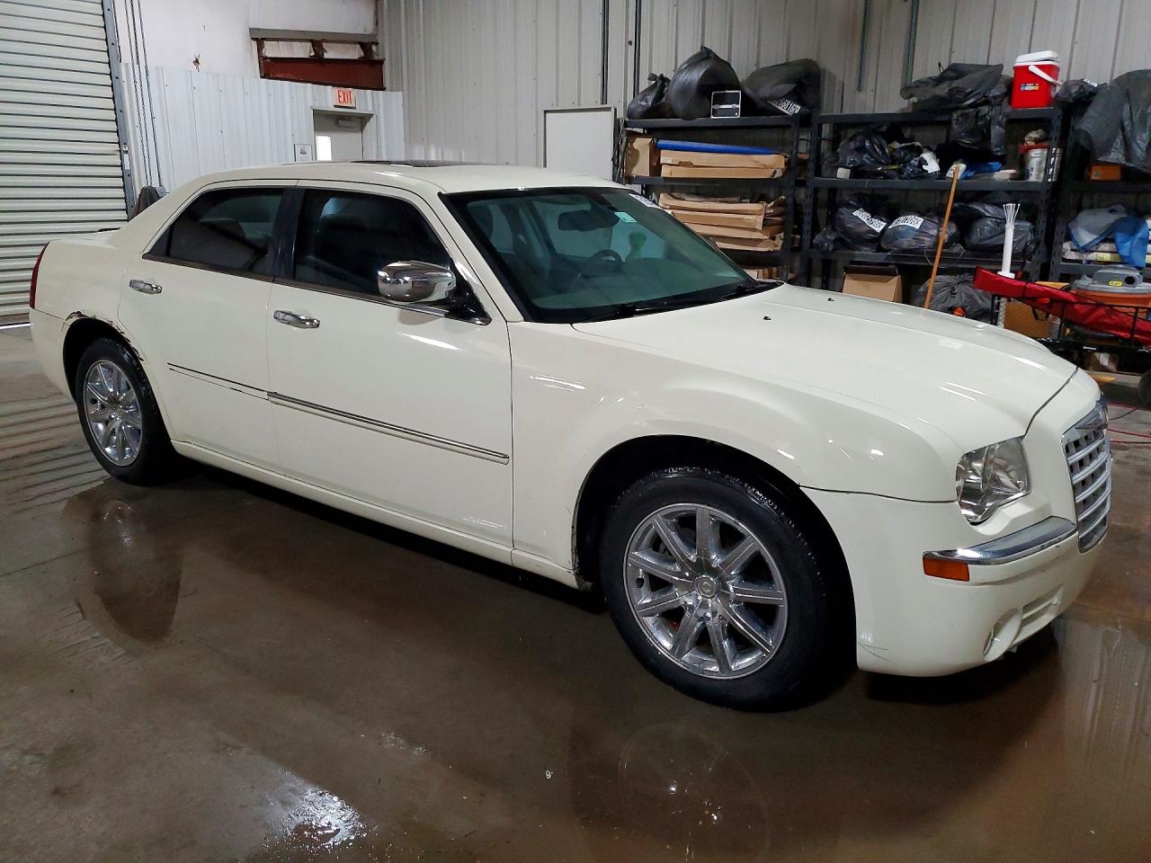 2010 Chrysler 300 Limited Cream vin: 2C3CA3CV5AH211120