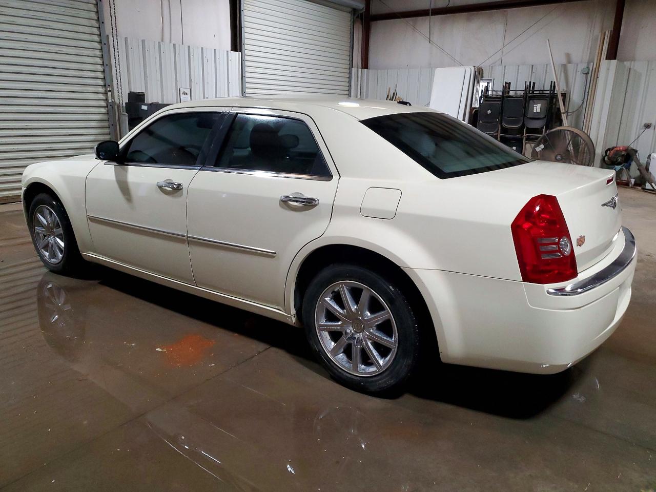 2010 Chrysler 300 Limited Cream vin: 2C3CA3CV5AH211120