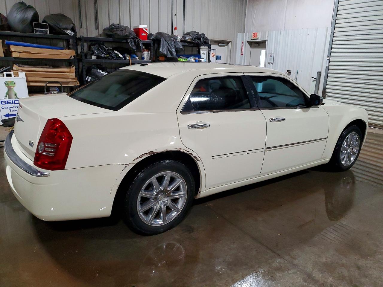 2010 Chrysler 300 Limited Cream vin: 2C3CA3CV5AH211120