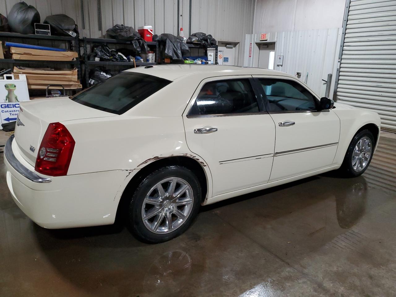 2010 Chrysler 300 Limited Cream vin: 2C3CA3CV5AH211120 Damage: Right Qtr Panel, Dent(S) W/ Paint Dmg, 1 To 2 Inches