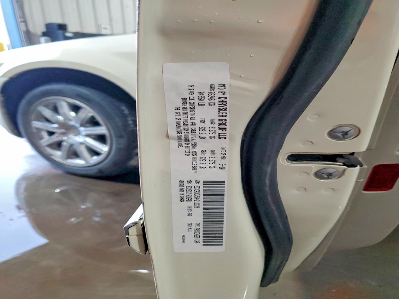 2010 Chrysler 300 Limited Cream vin: 2C3CA3CV5AH211120