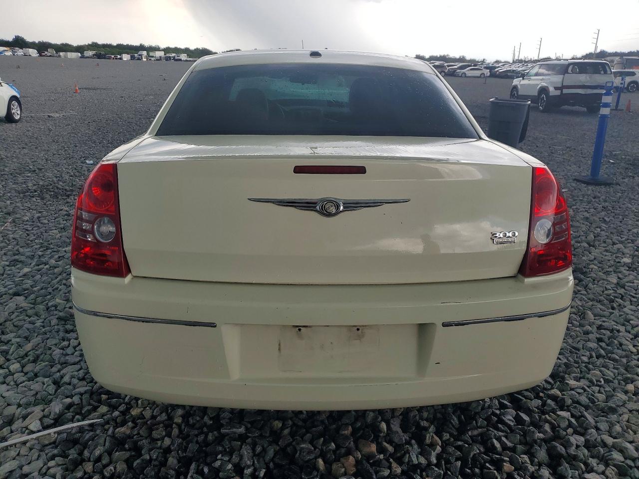 2010 Chrysler 300 Touring Beige vin: 2C3CA5CV2AH329539
