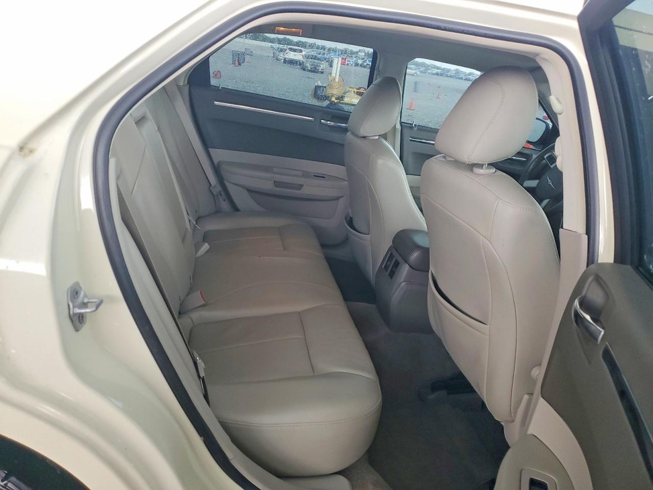 2010 Chrysler 300 Touring Beige vin: 2C3CA5CV2AH329539