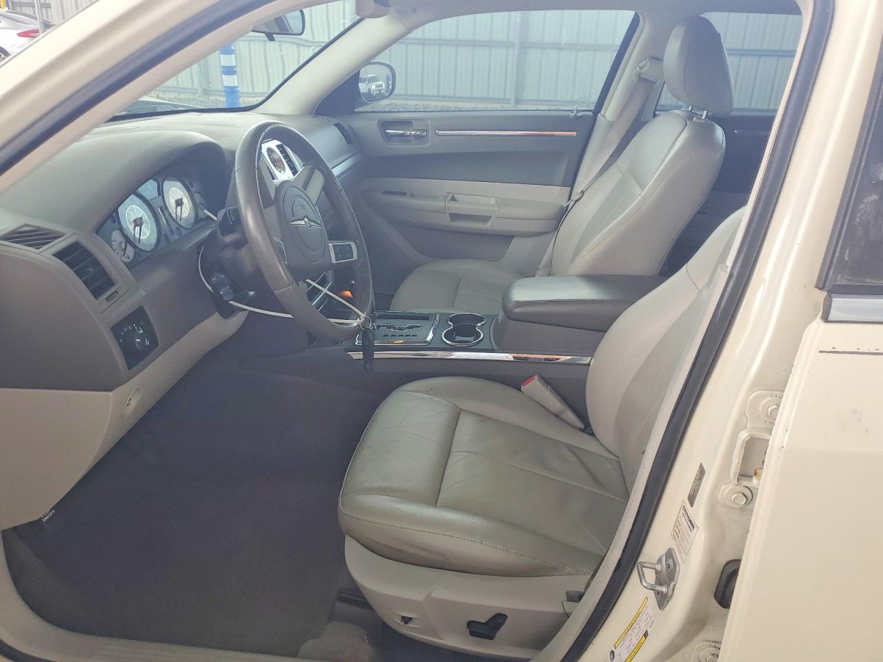 2010 Chrysler 300 Touring Beige vin: 2C3CA5CV2AH329539